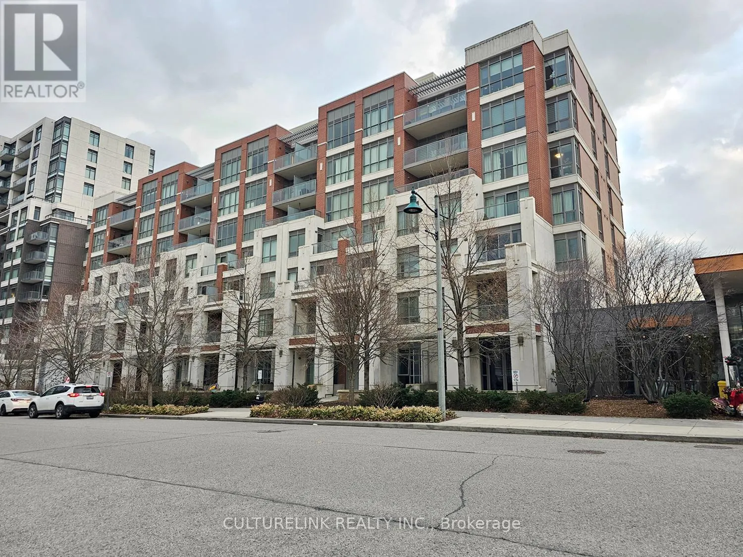 607 - 57 UPPER DUKE CRESCENT