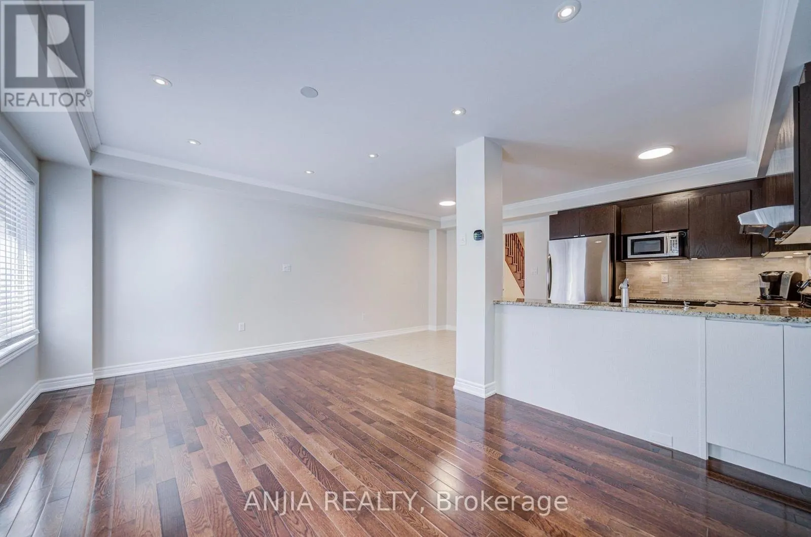 6 EXPEDITION CRESCENT