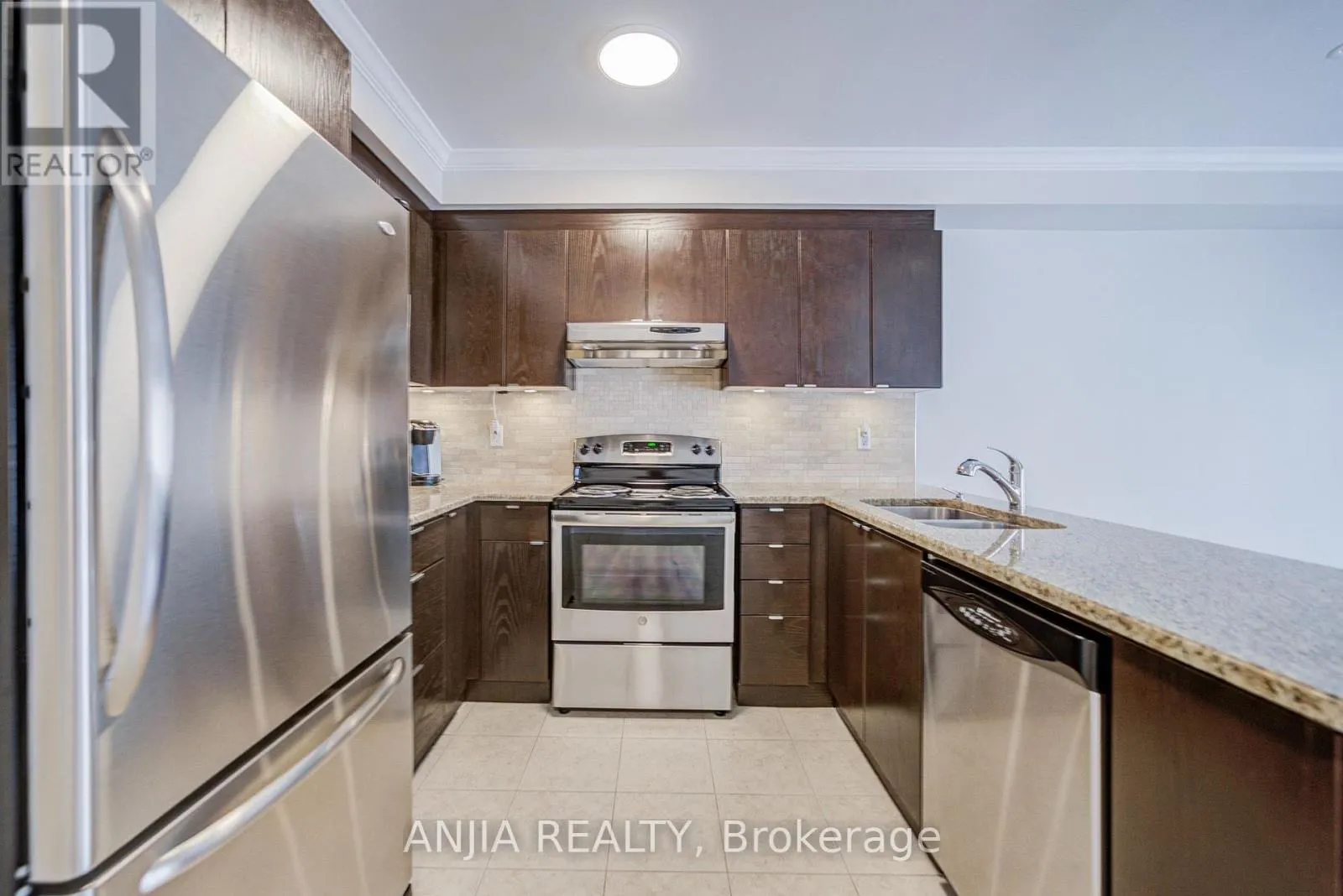 6 EXPEDITION CRESCENT