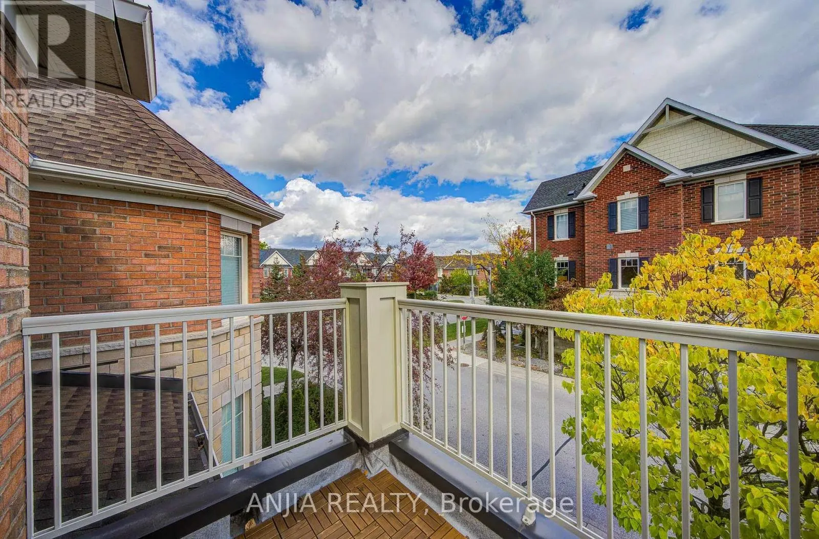6 EXPEDITION CRESCENT