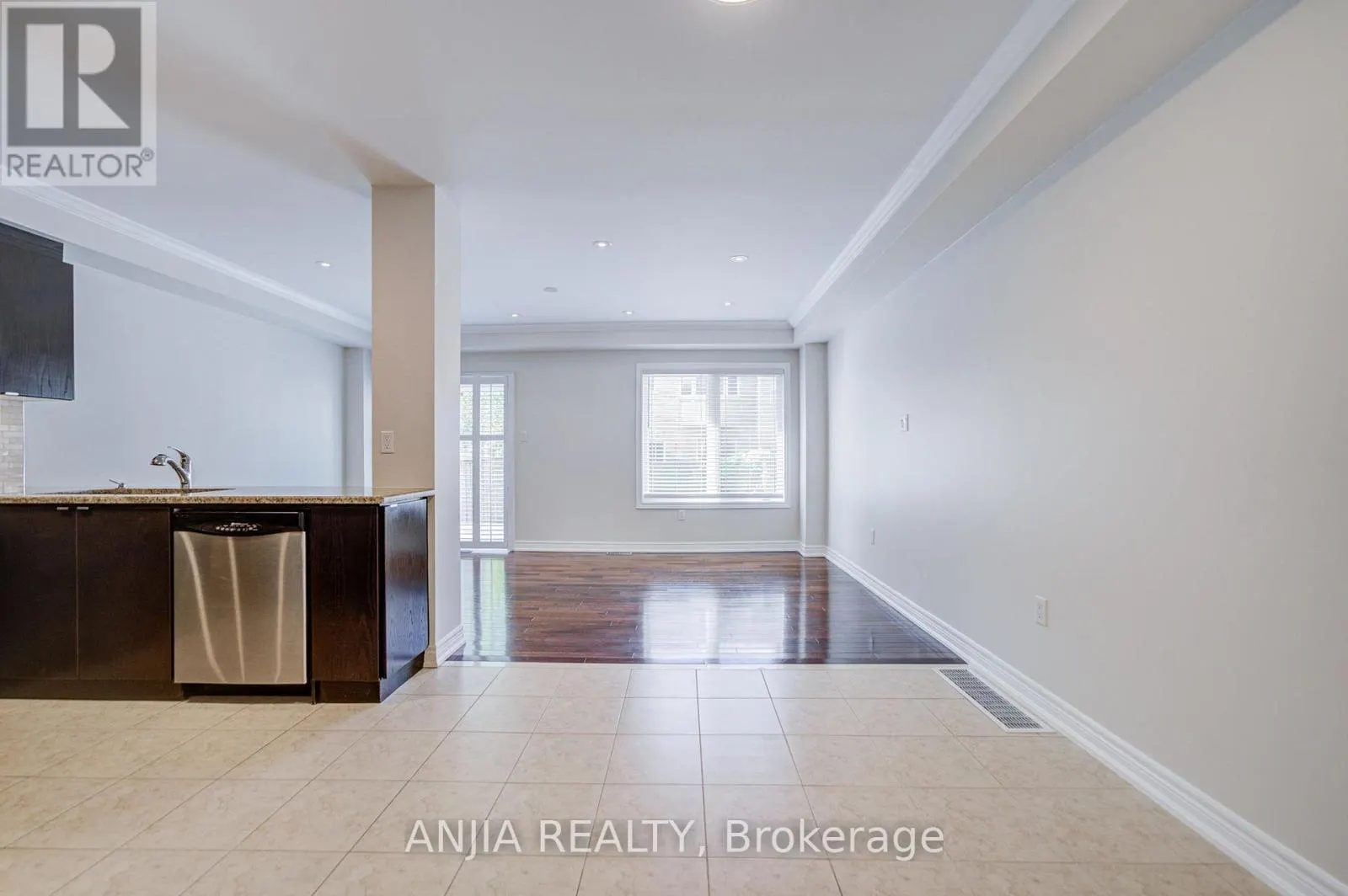 6 EXPEDITION CRESCENT