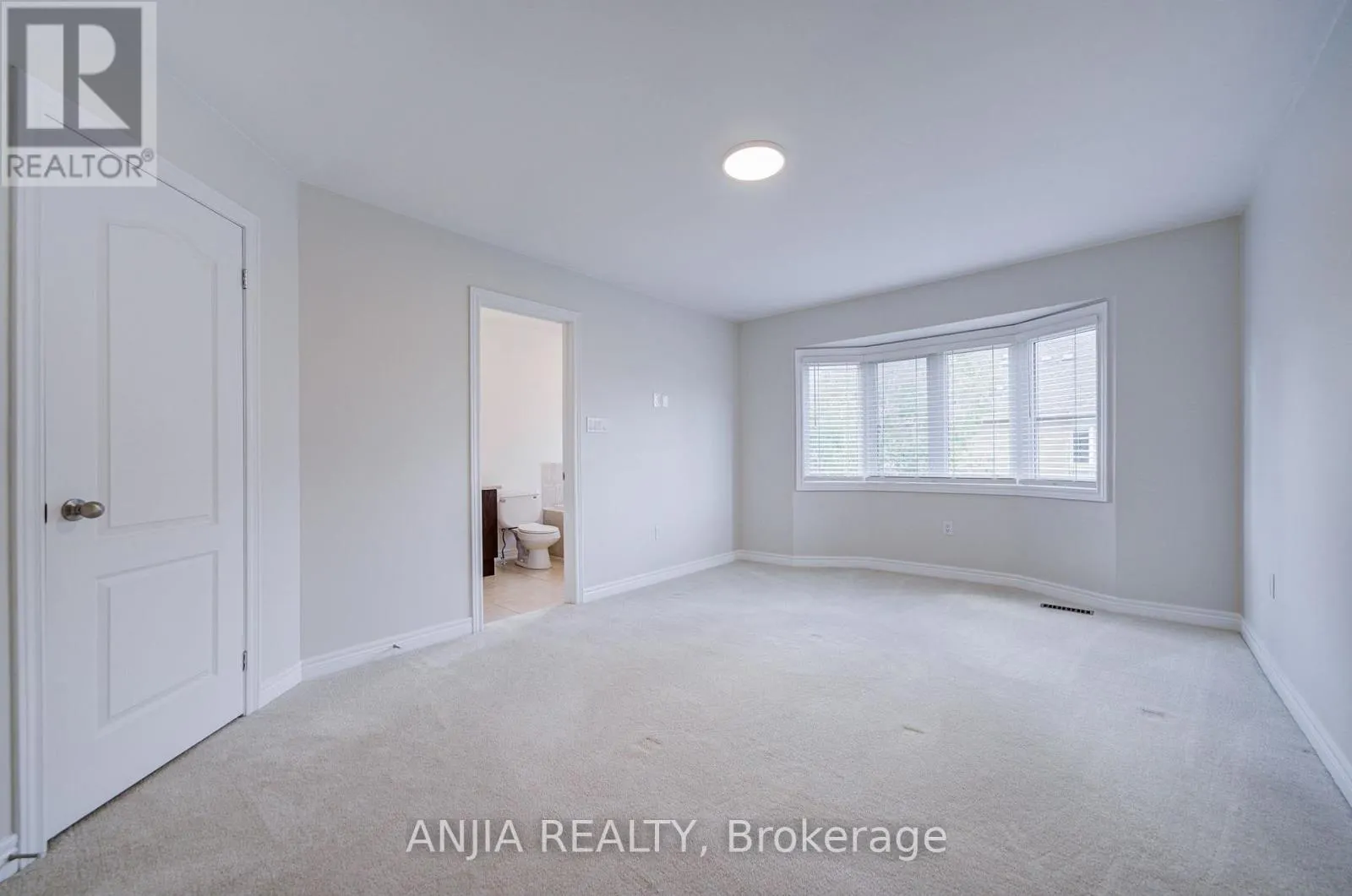 6 EXPEDITION CRESCENT