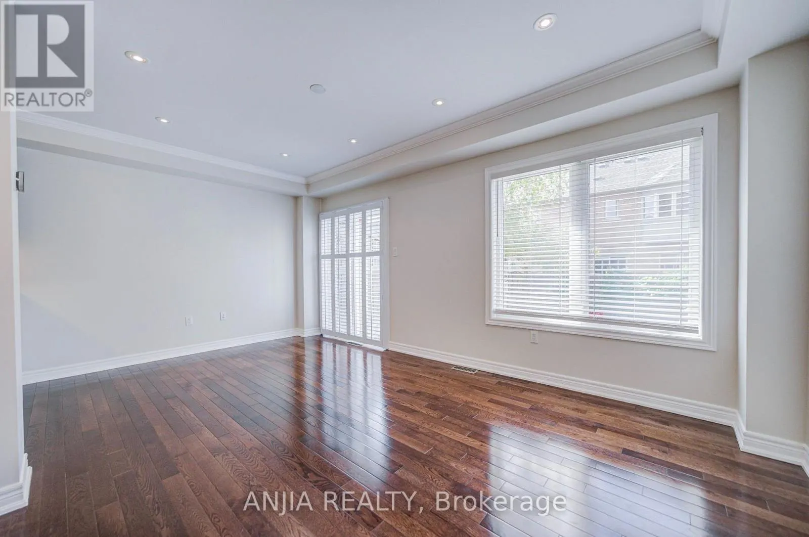 6 EXPEDITION CRESCENT