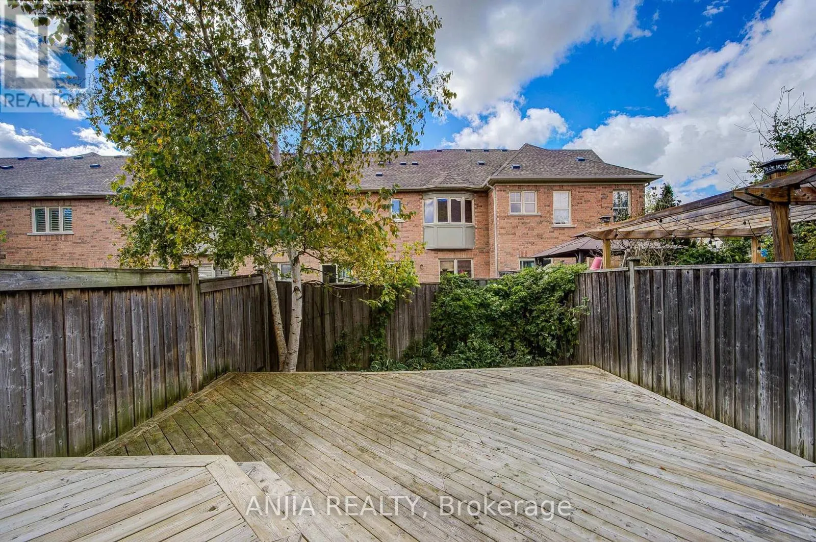 6 EXPEDITION CRESCENT