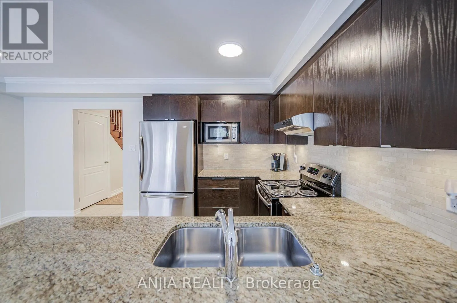 6 EXPEDITION CRESCENT