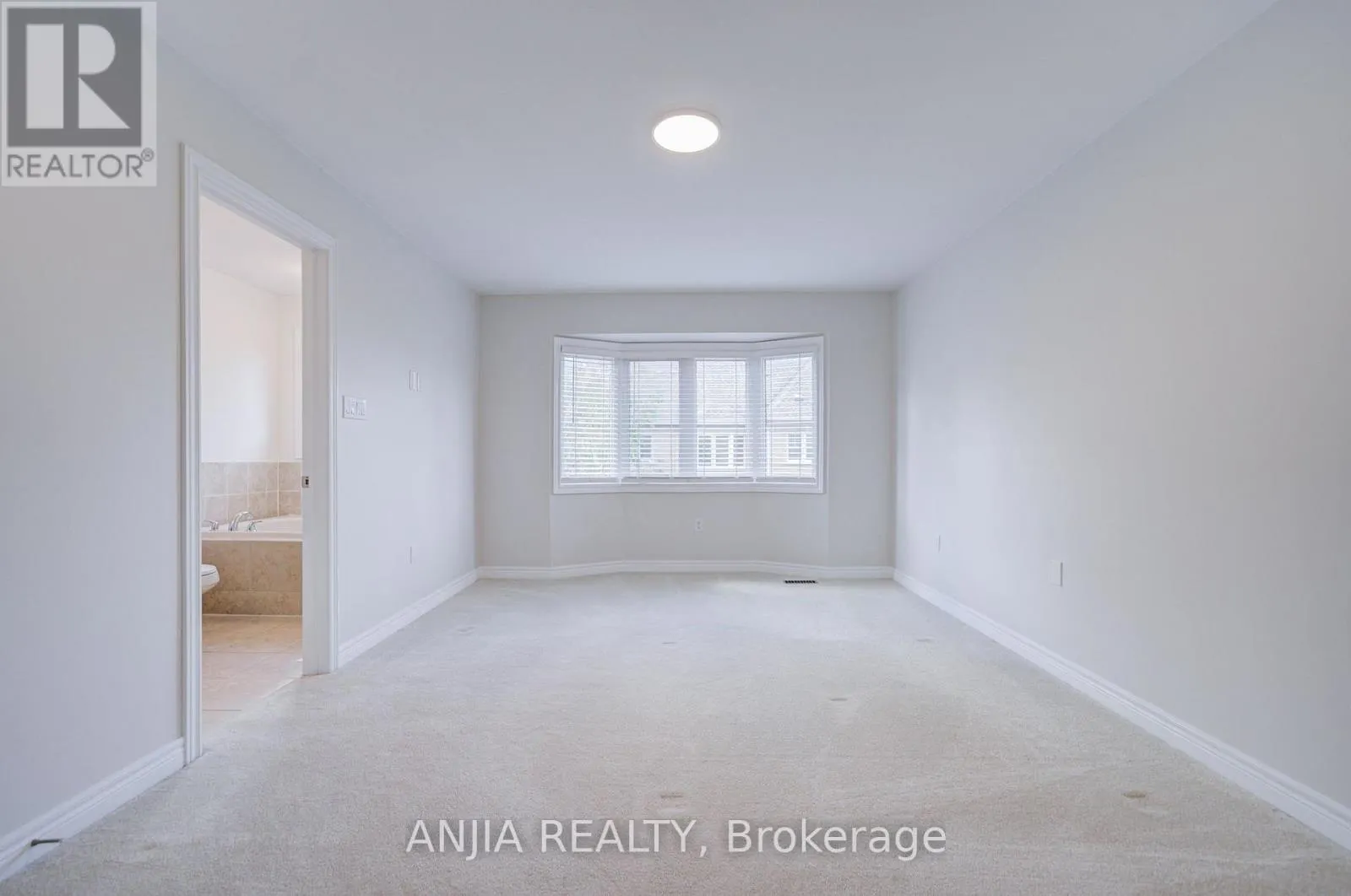 6 EXPEDITION CRESCENT