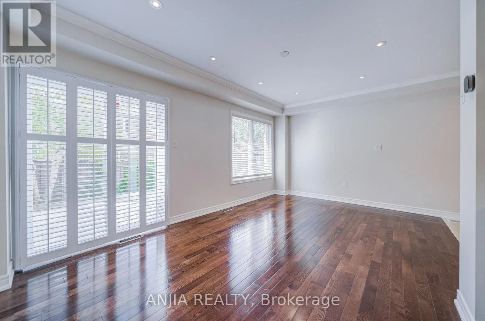 6 EXPEDITION CRESCENT