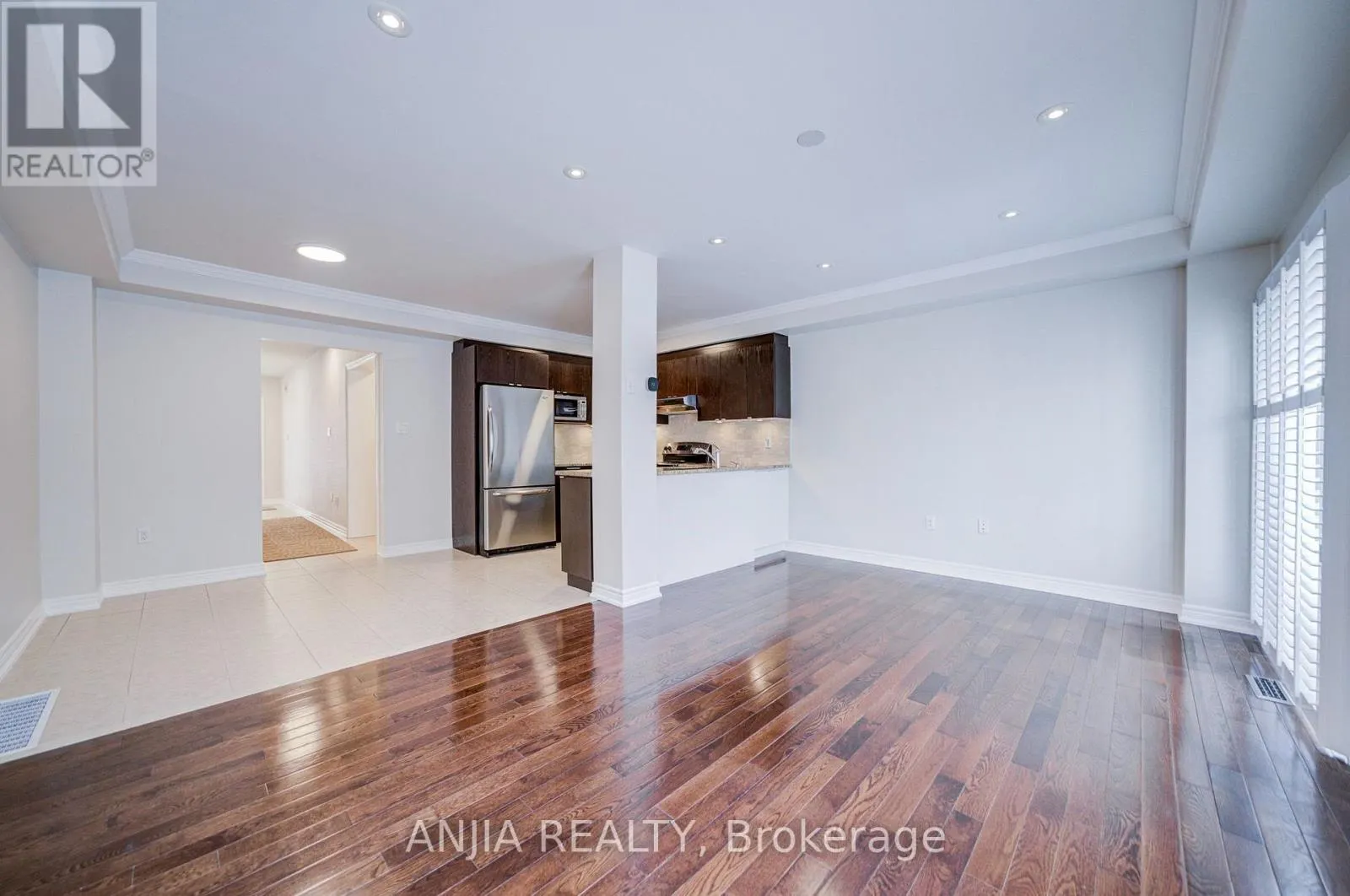 6 EXPEDITION CRESCENT
