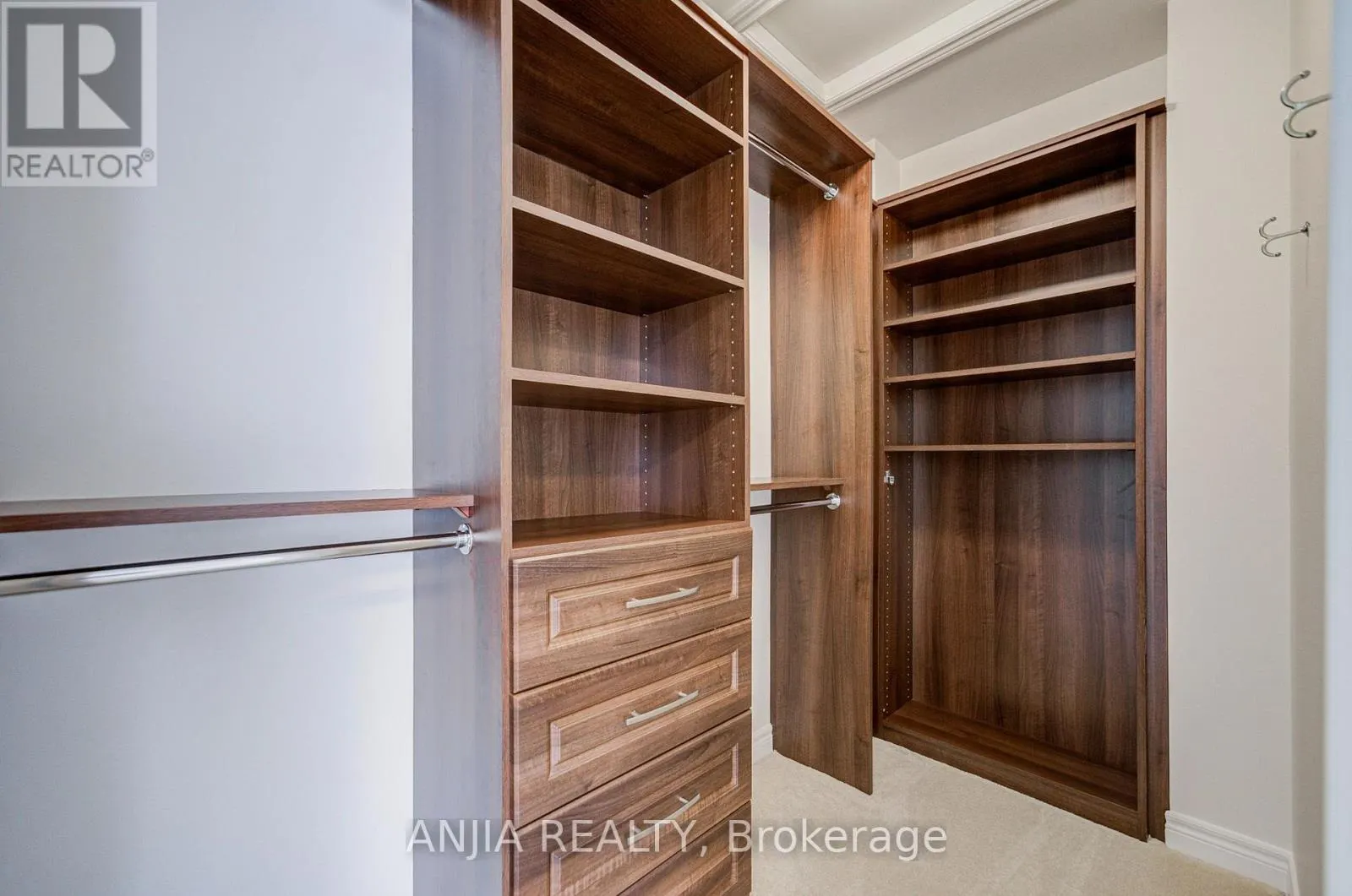 6 EXPEDITION CRESCENT
