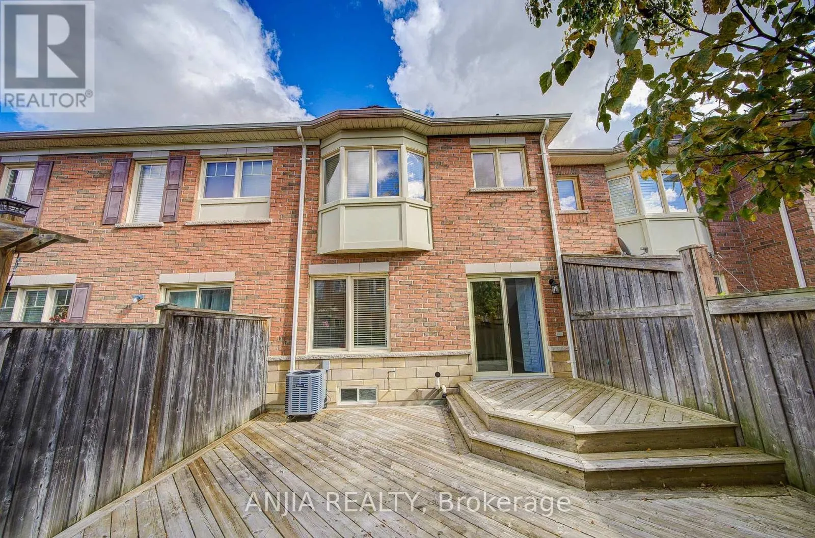 6 EXPEDITION CRESCENT