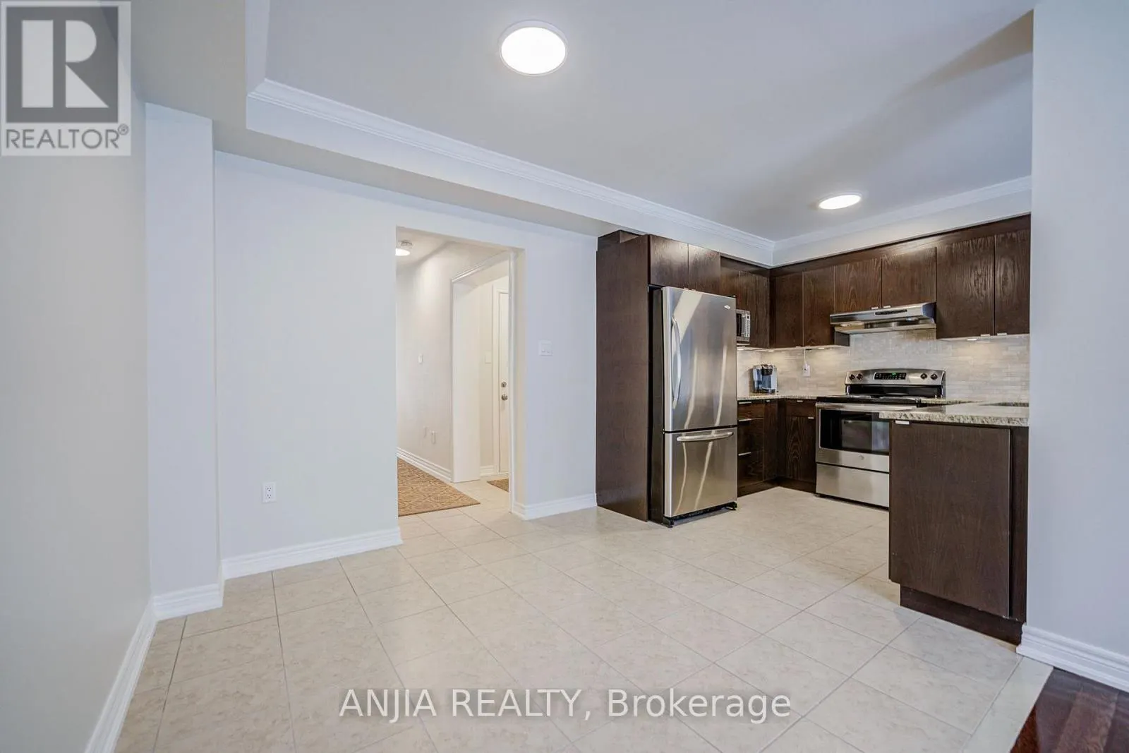 6 EXPEDITION CRESCENT