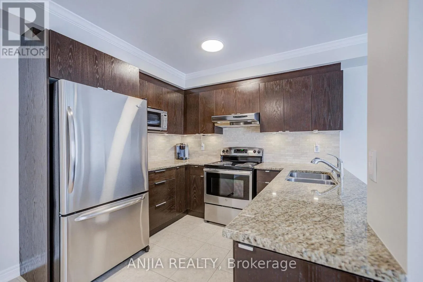 6 EXPEDITION CRESCENT