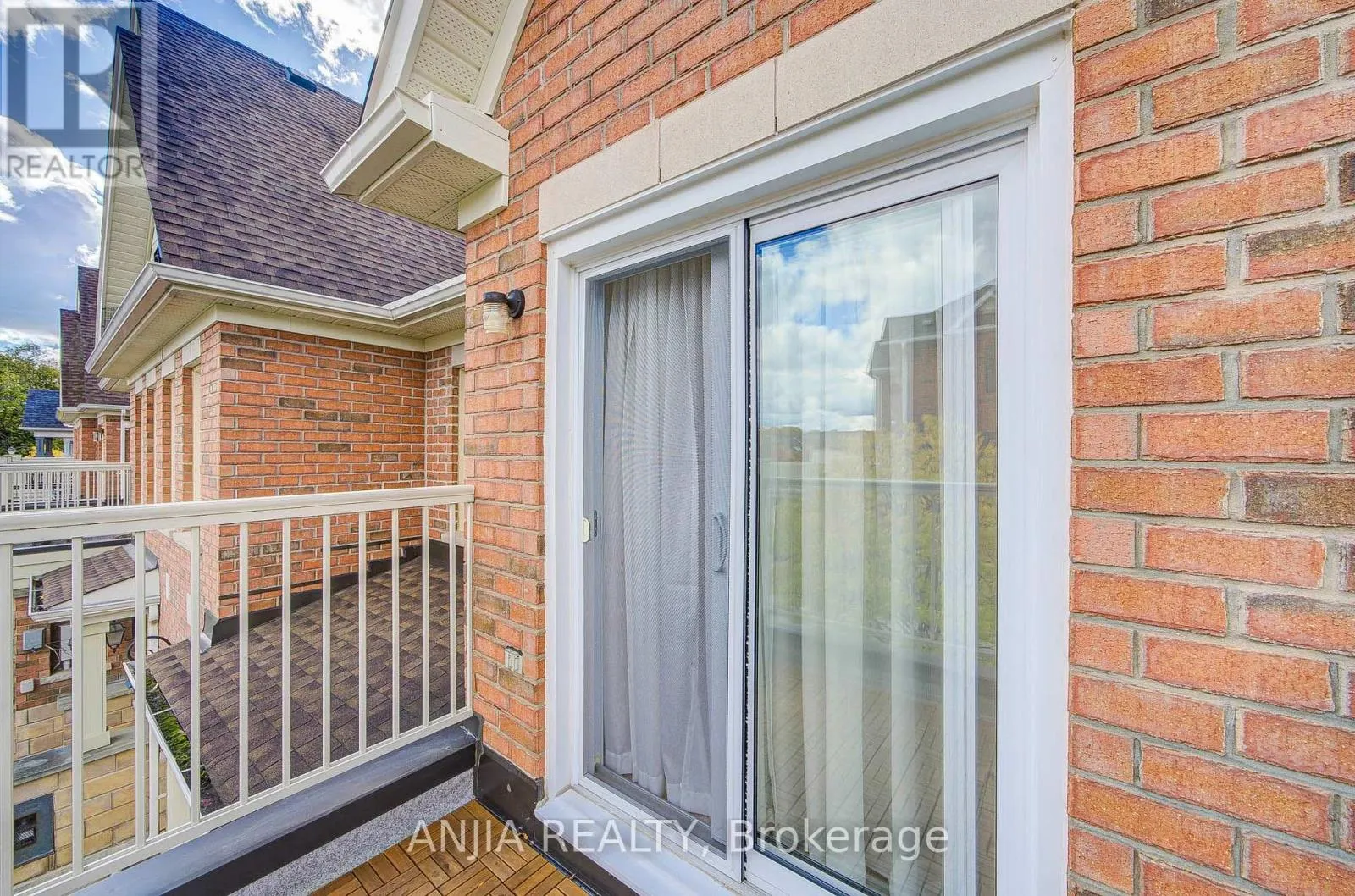 6 EXPEDITION CRESCENT