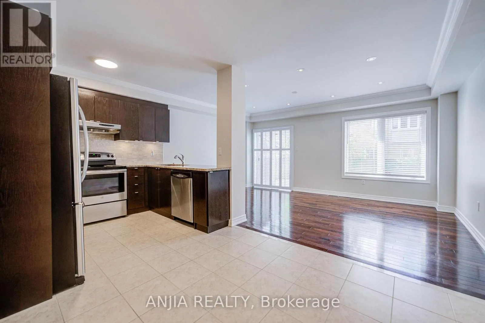 6 EXPEDITION CRESCENT