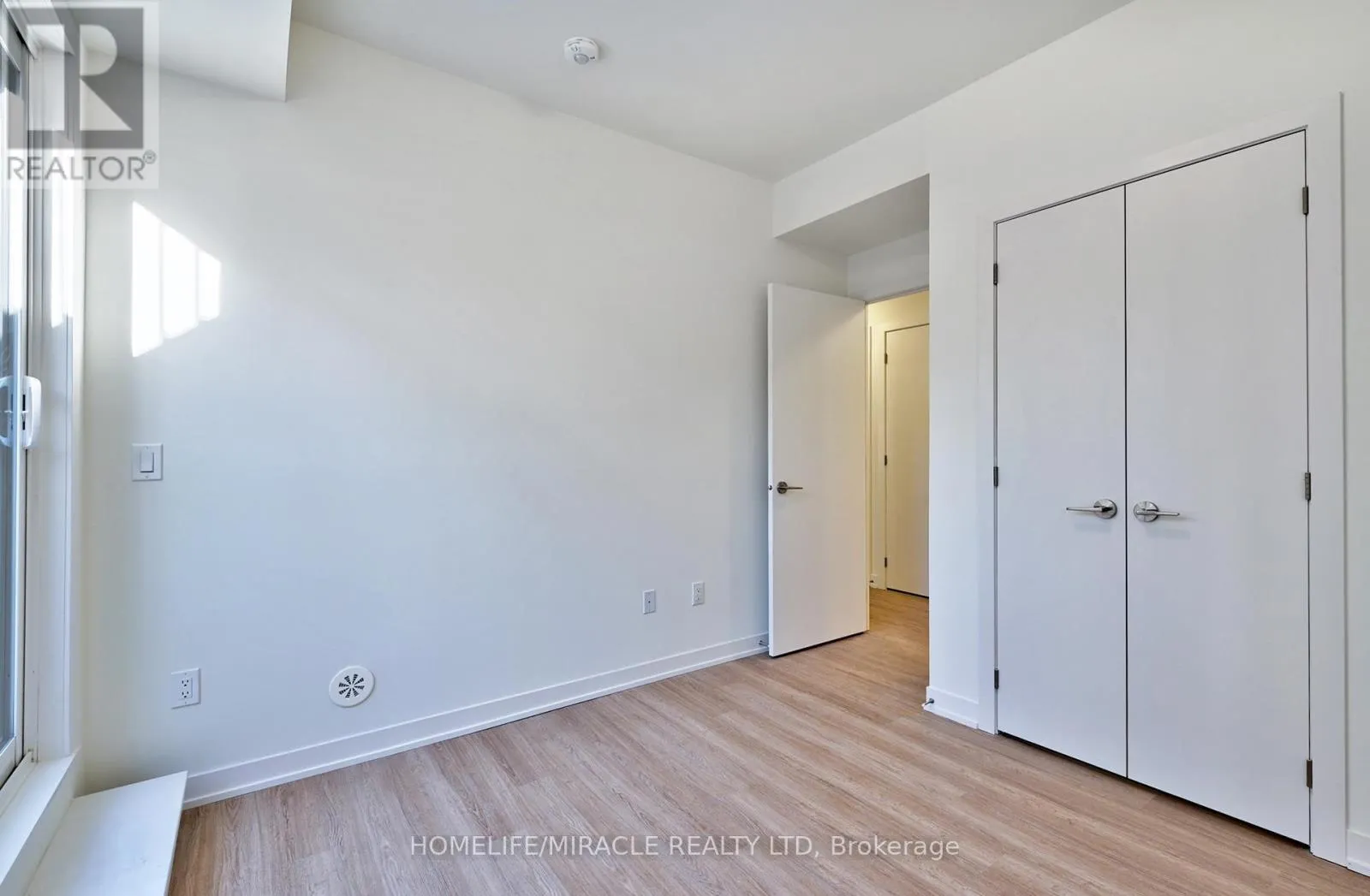 1221 - 8 DAVID EYER ROAD