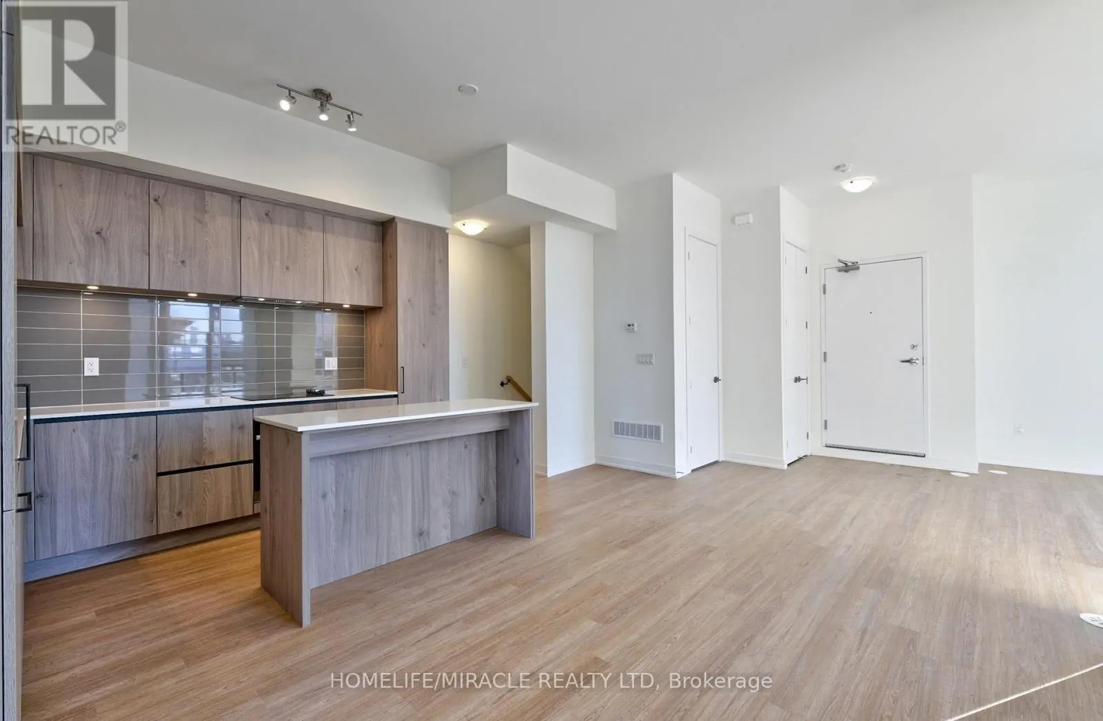1221 - 8 DAVID EYER ROAD