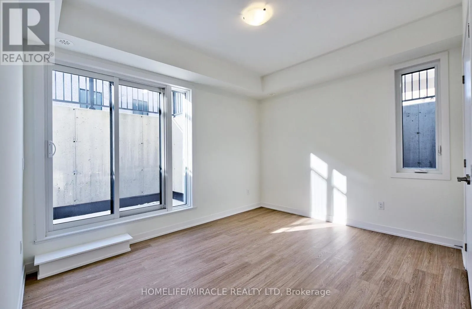 1221 - 8 DAVID EYER ROAD