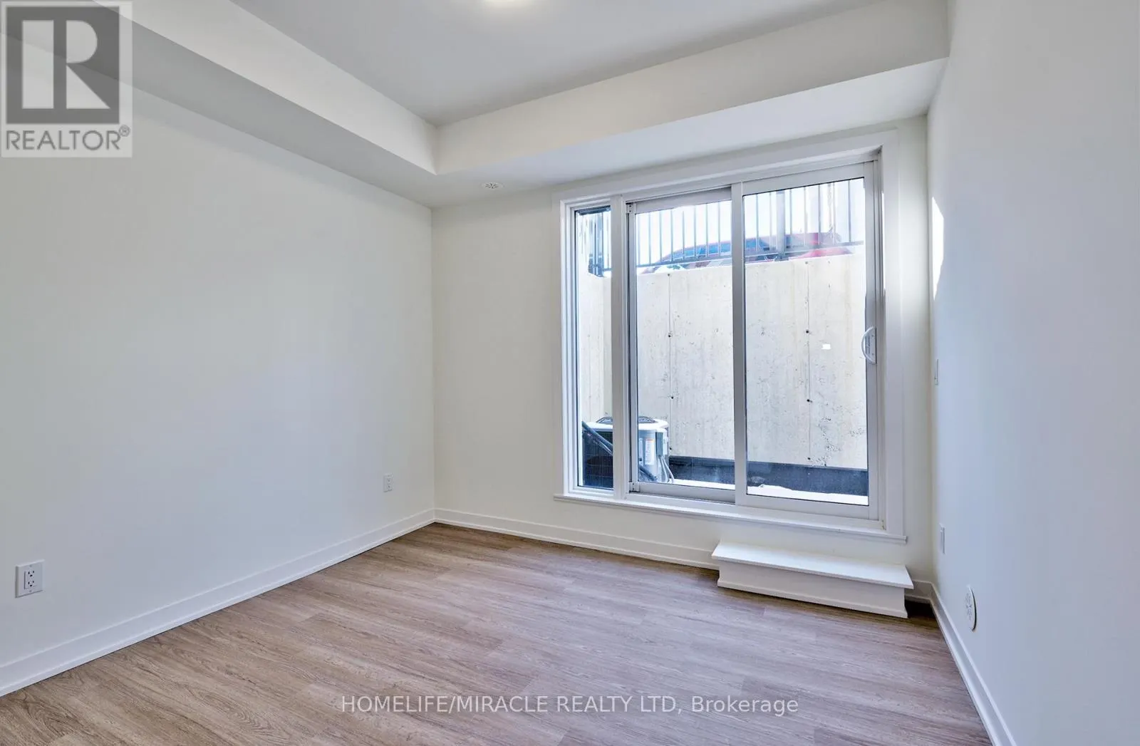 1221 - 8 DAVID EYER ROAD
