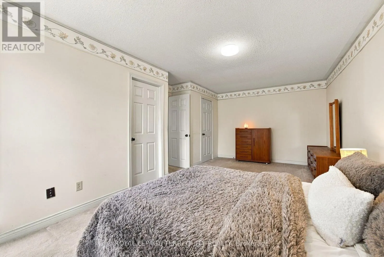 8 MALLORY AVENUE