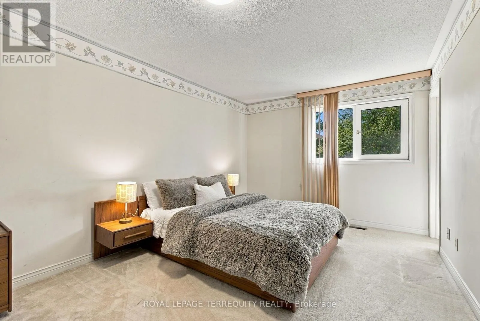 8 MALLORY AVENUE