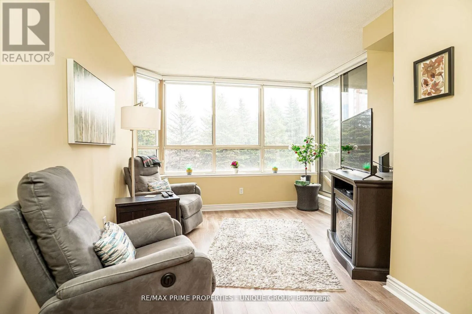 209 - 33 WELDRICK ROAD E