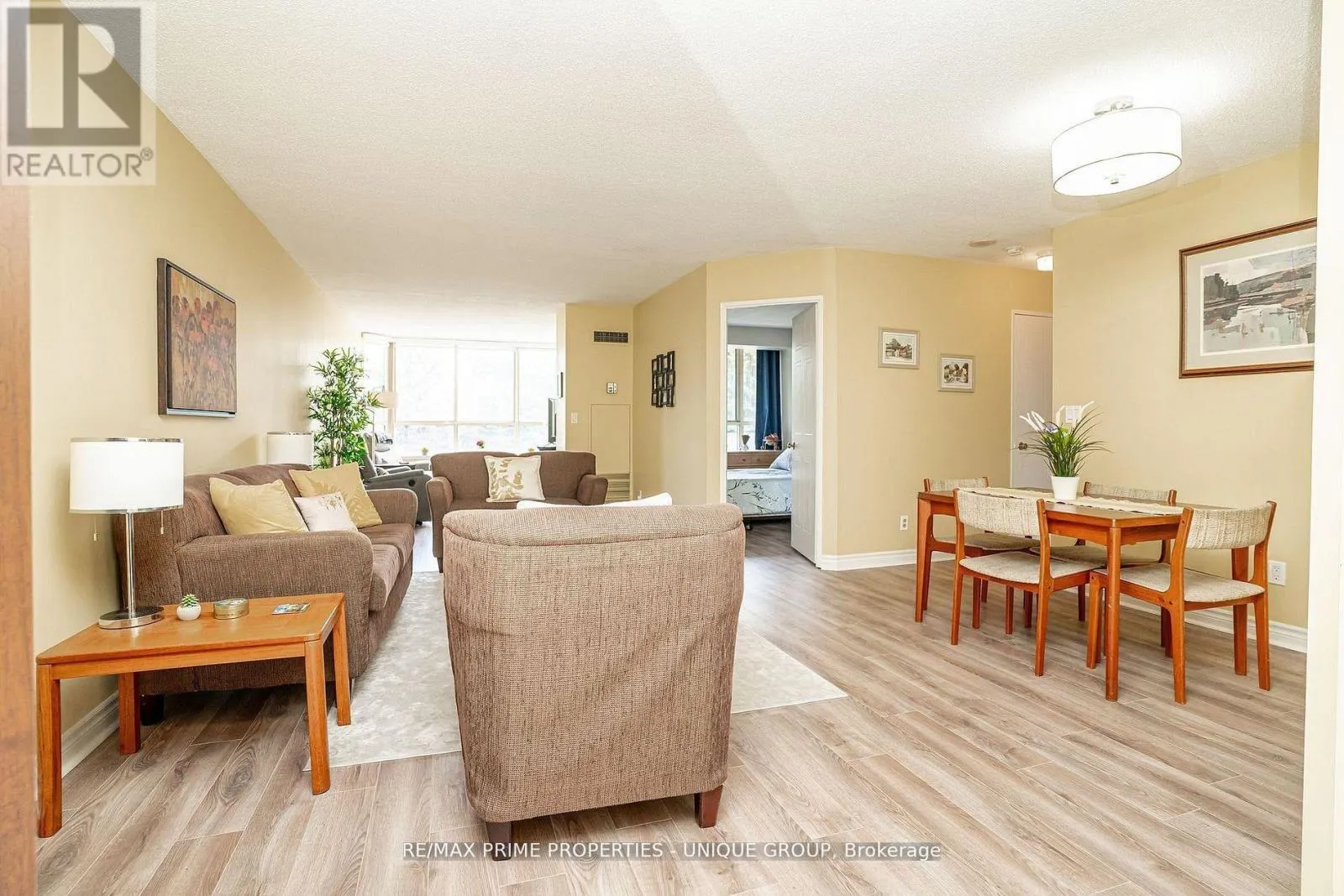 209 - 33 WELDRICK ROAD E