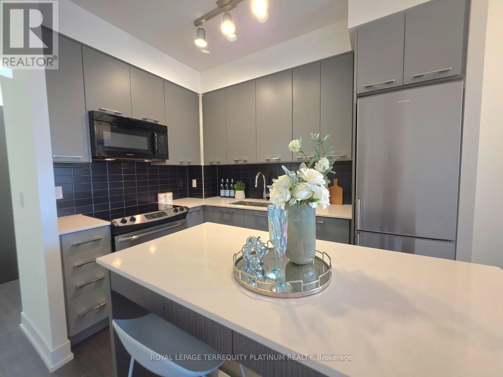502 - 9471 YONGE STREET
