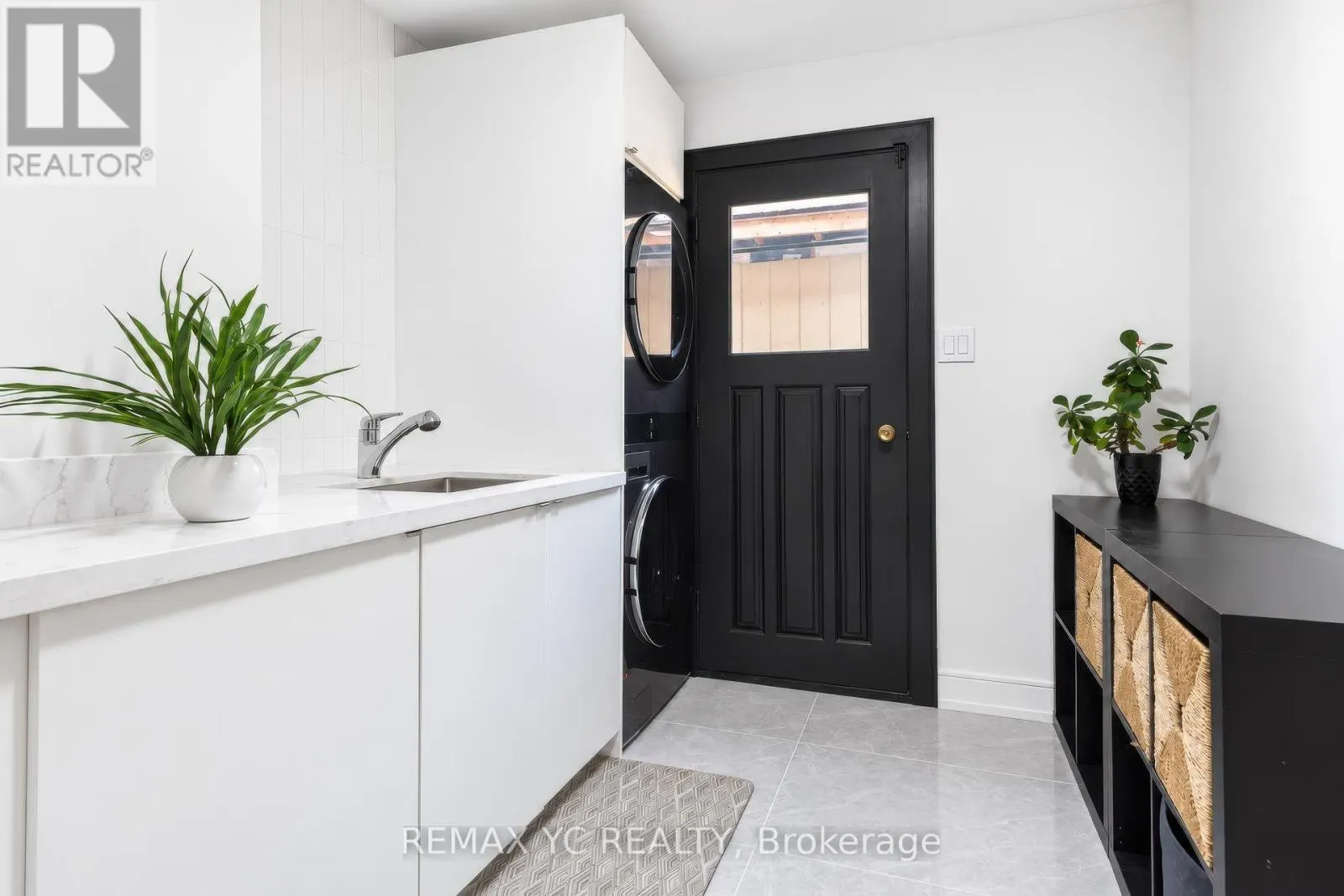 4 SIMMONS CRESCENT