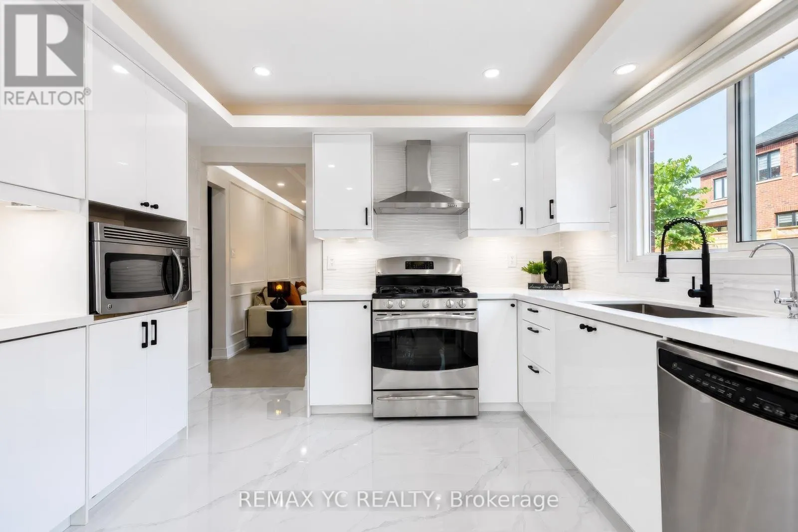 4 SIMMONS CRESCENT