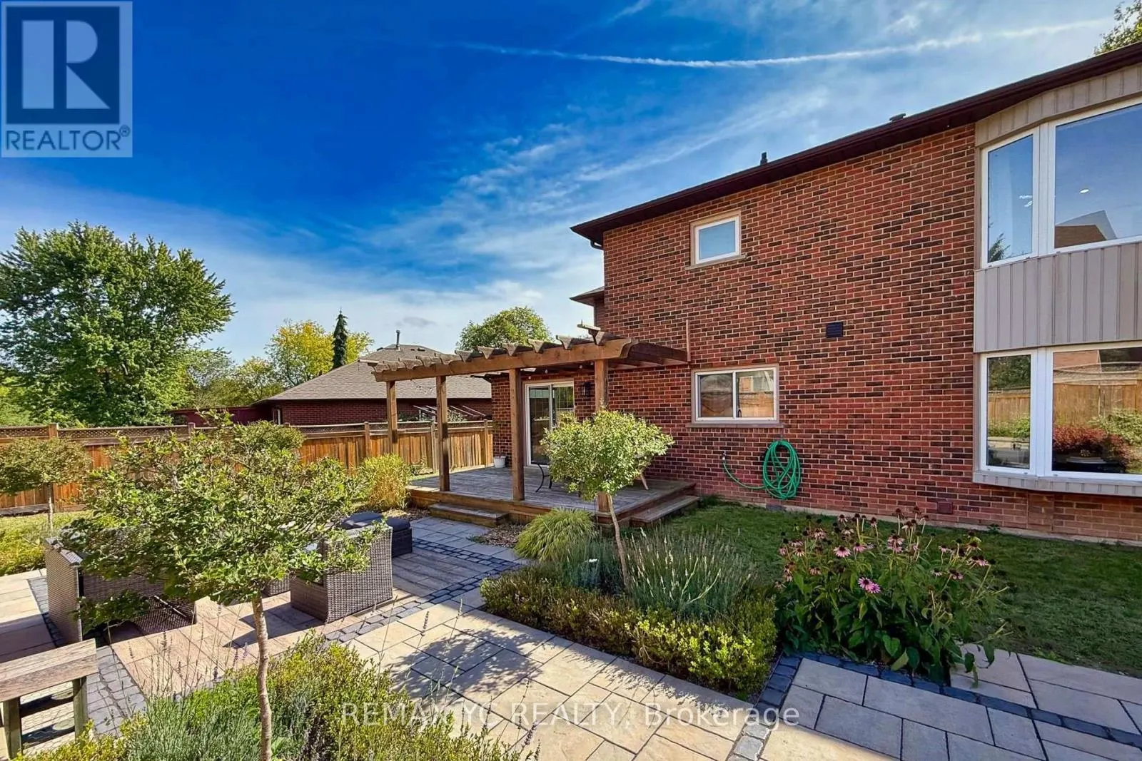 4 SIMMONS CRESCENT