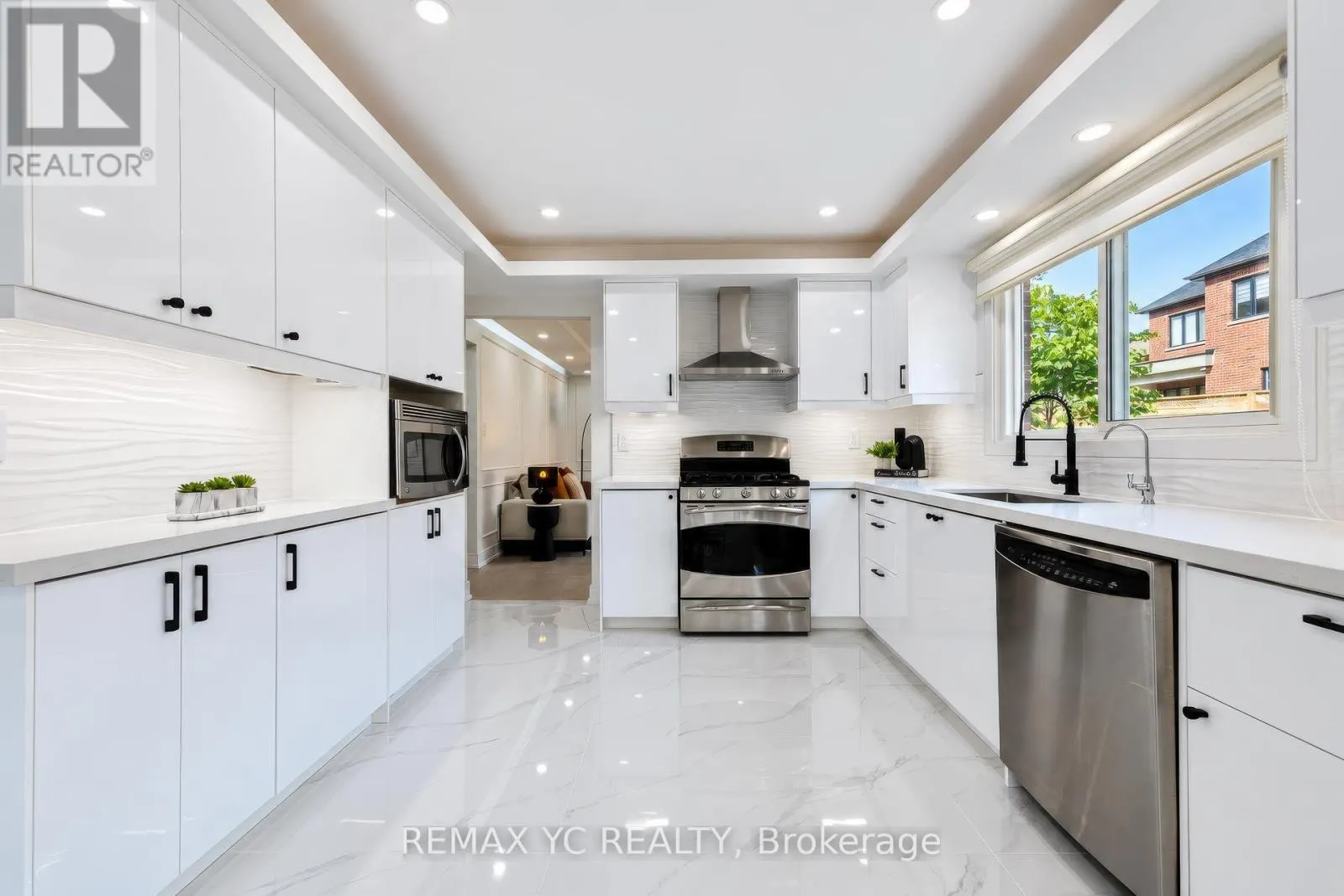 4 SIMMONS CRESCENT
