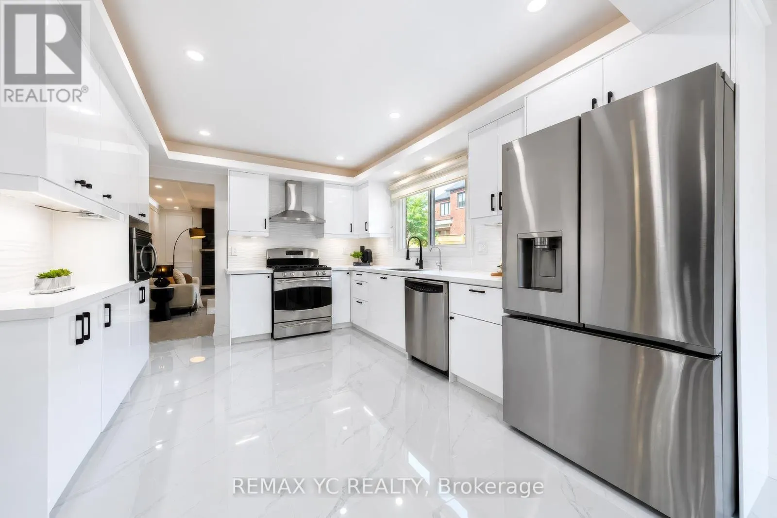 4 SIMMONS CRESCENT
