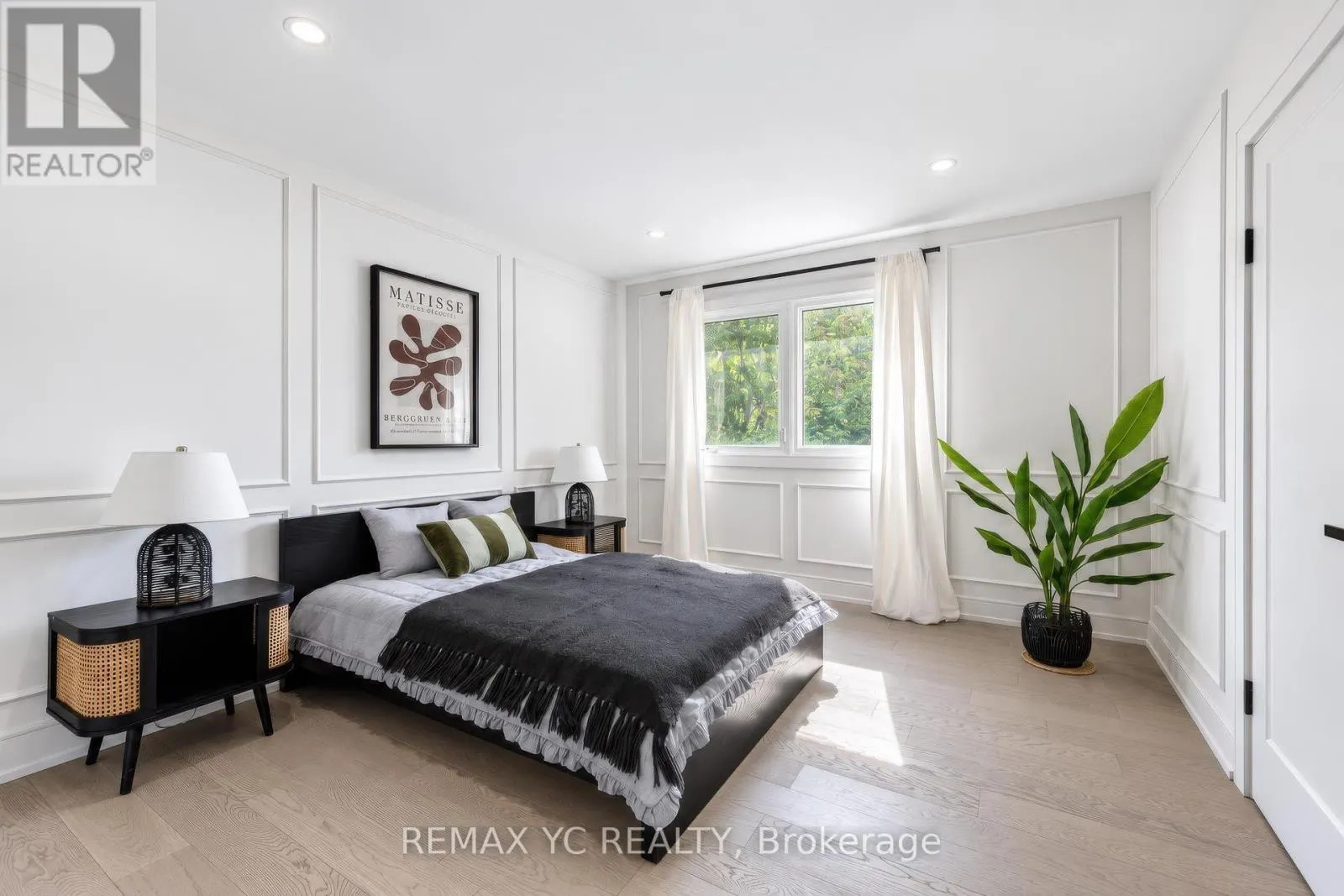 4 SIMMONS CRESCENT