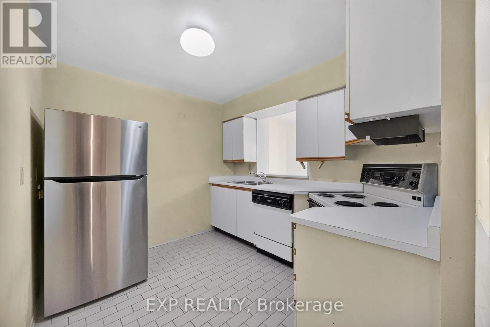 716 - 326 MAJOR MACKENZIE DRIVE E