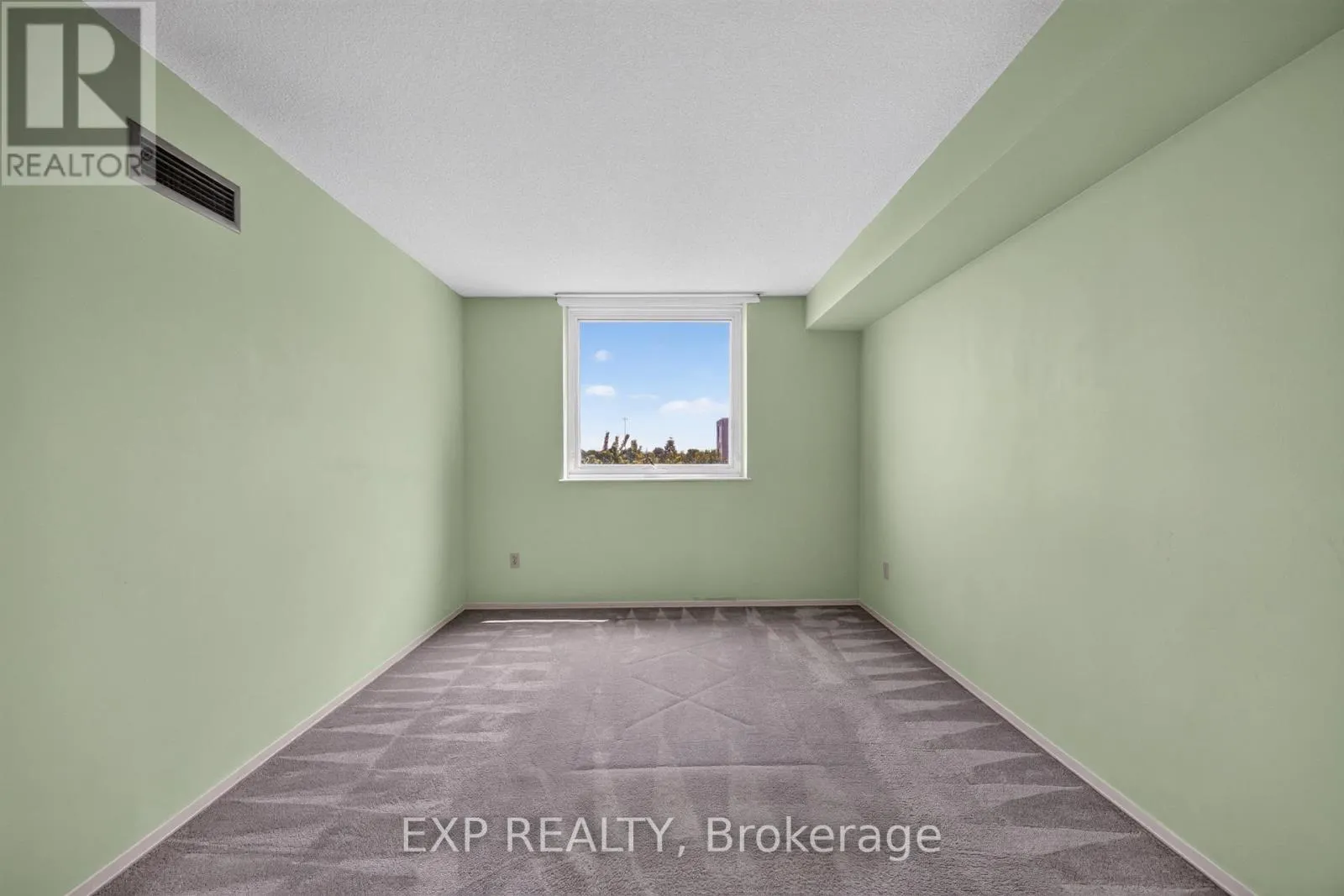 716 - 326 MAJOR MACKENZIE DRIVE E
