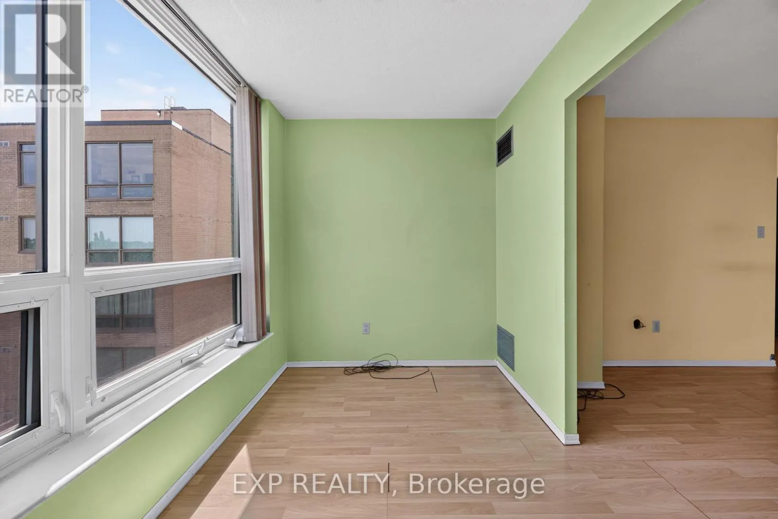 716 - 326 MAJOR MACKENZIE DRIVE E
