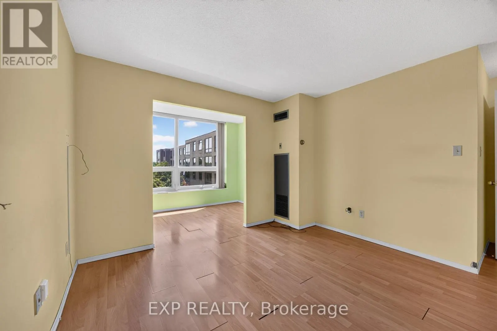 716 - 326 MAJOR MACKENZIE DRIVE E