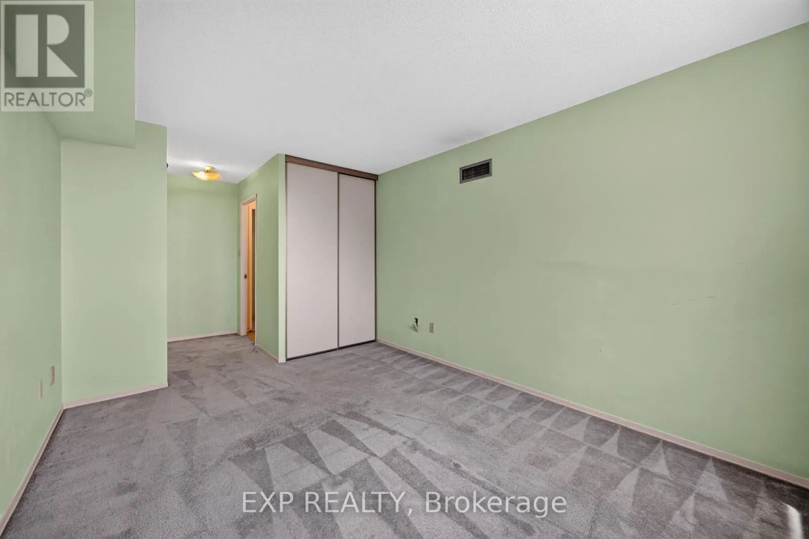 716 - 326 MAJOR MACKENZIE DRIVE E