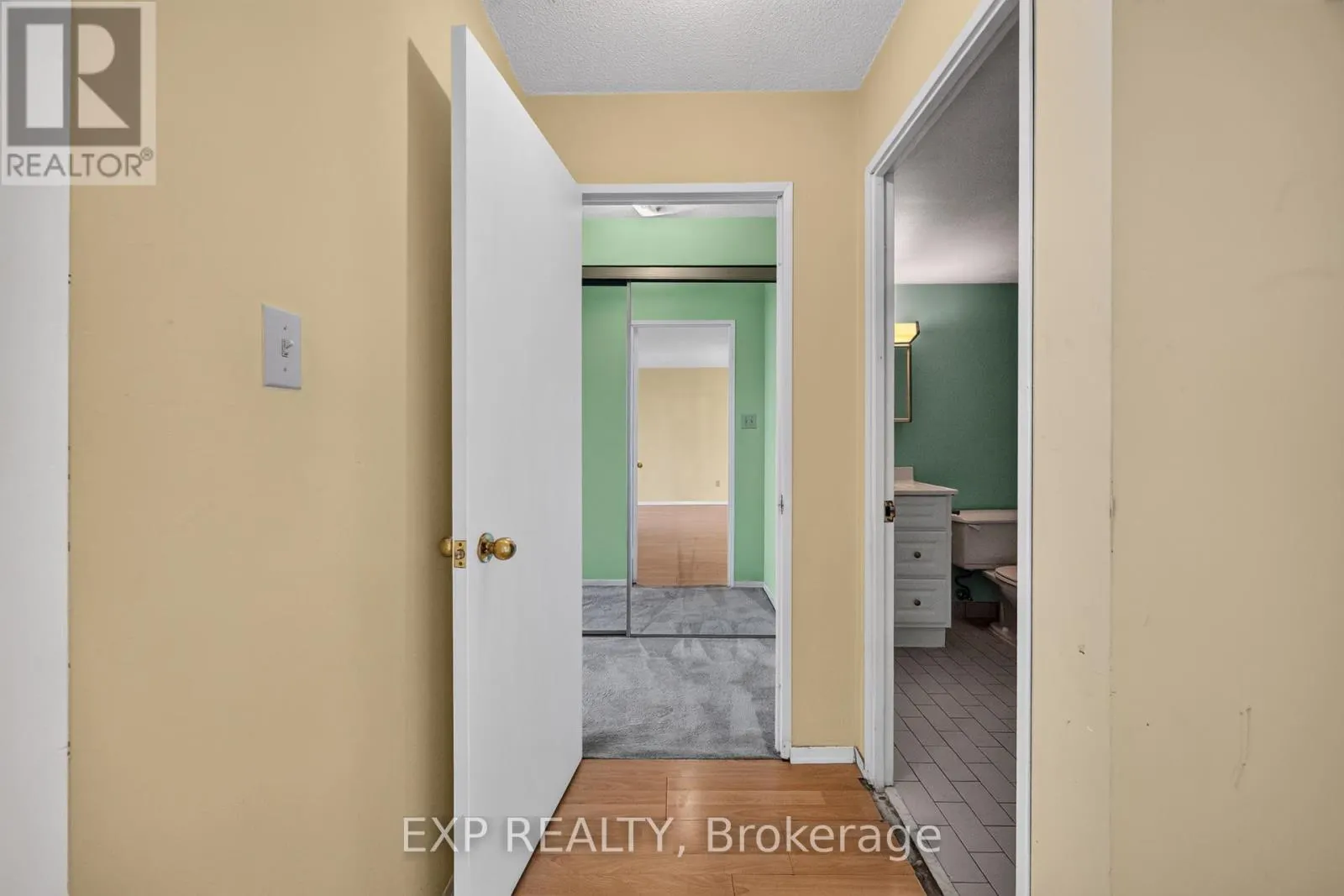 716 - 326 MAJOR MACKENZIE DRIVE E