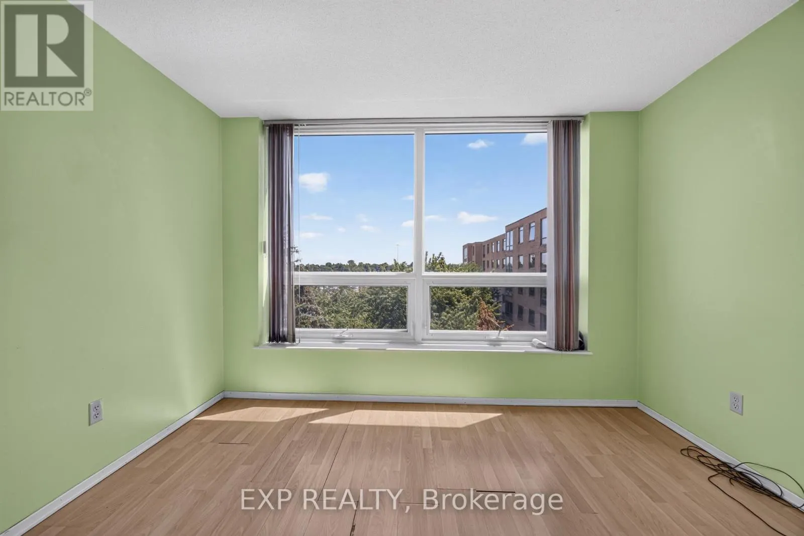 716 - 326 MAJOR MACKENZIE DRIVE E