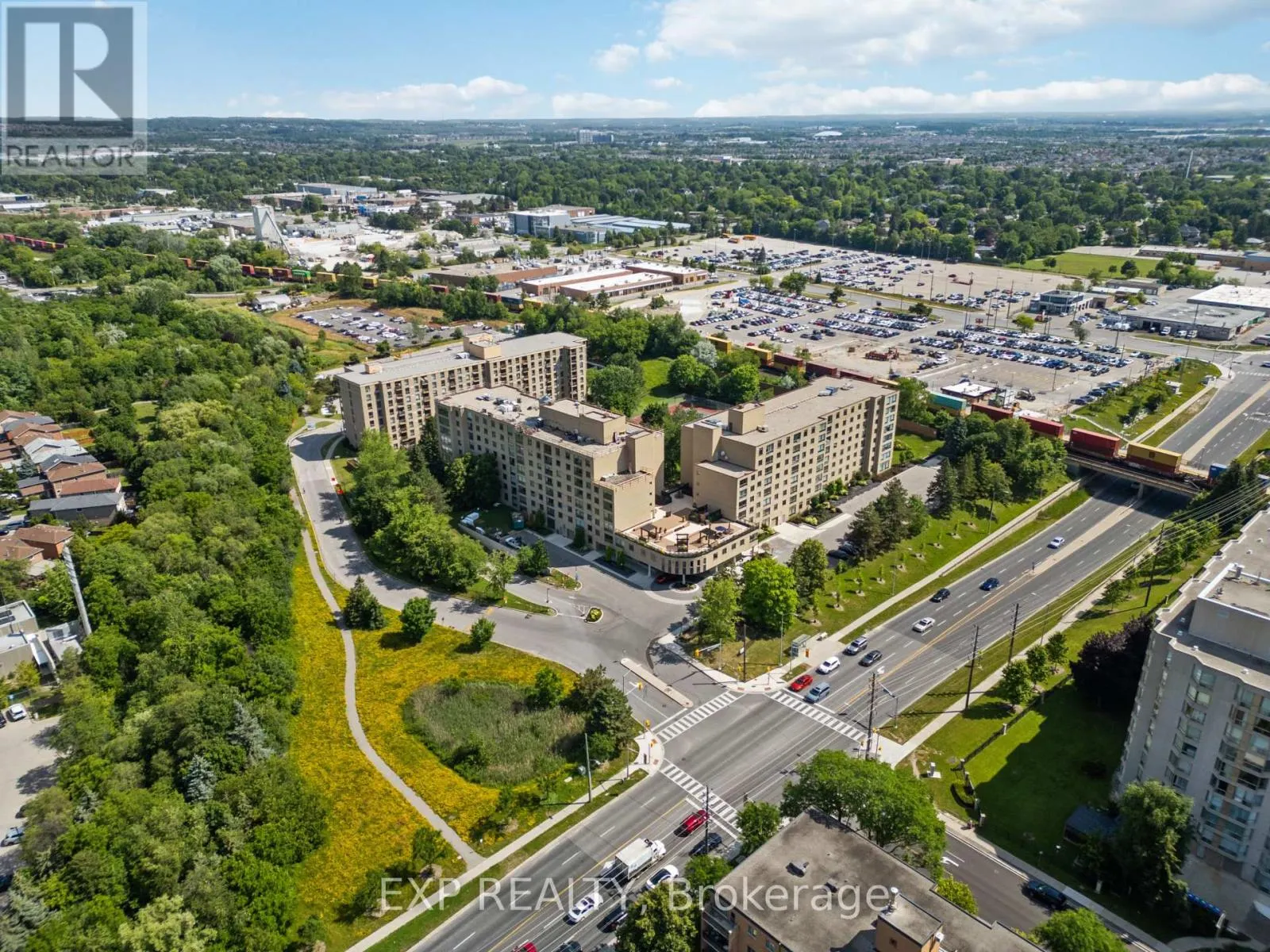 716 - 326 MAJOR MACKENZIE DRIVE E