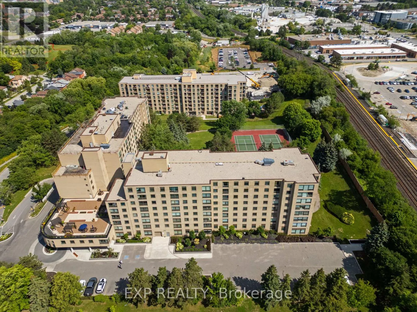 716 - 326 MAJOR MACKENZIE DRIVE E
