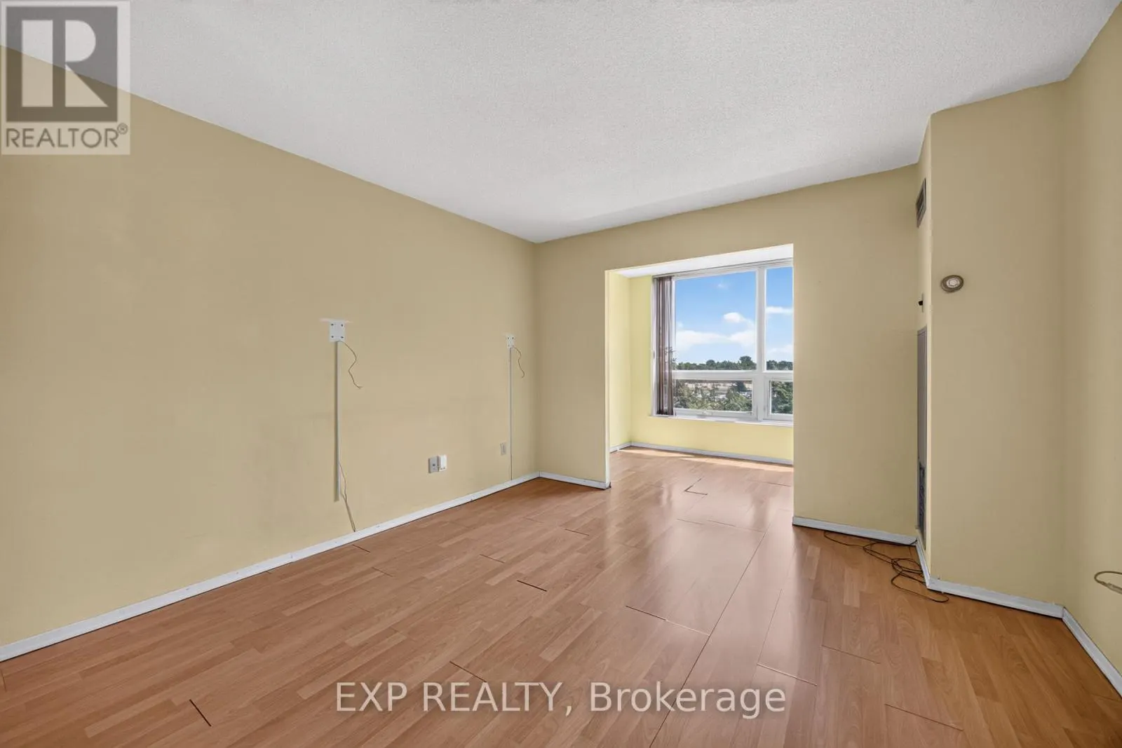716 - 326 MAJOR MACKENZIE DRIVE E