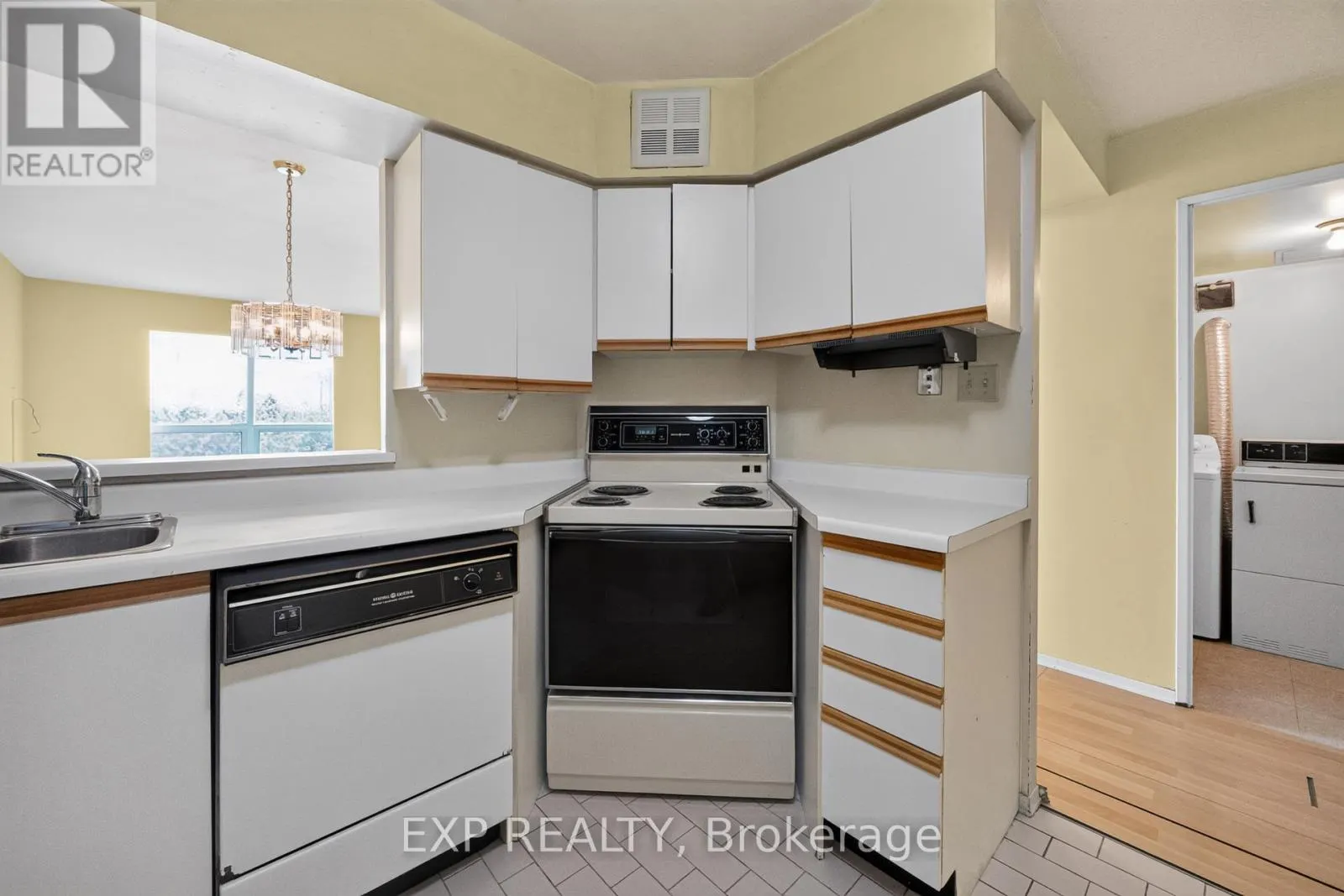716 - 326 MAJOR MACKENZIE DRIVE E