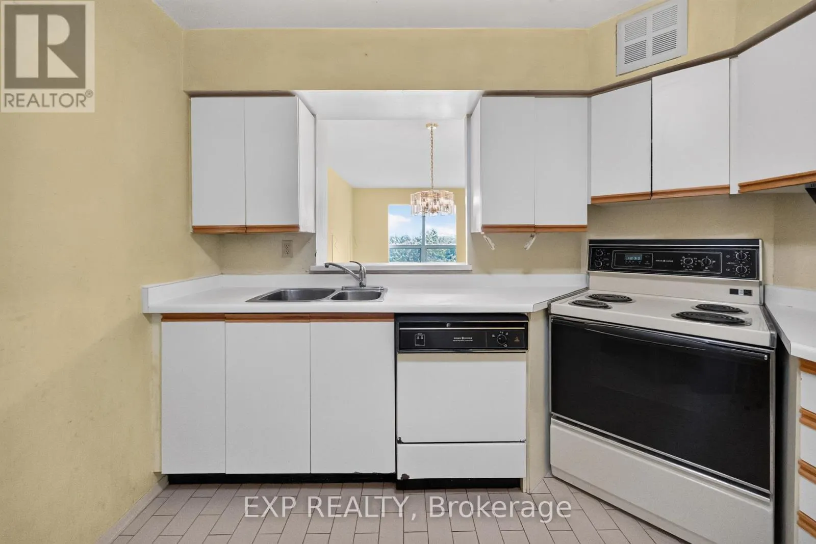 716 - 326 MAJOR MACKENZIE DRIVE E