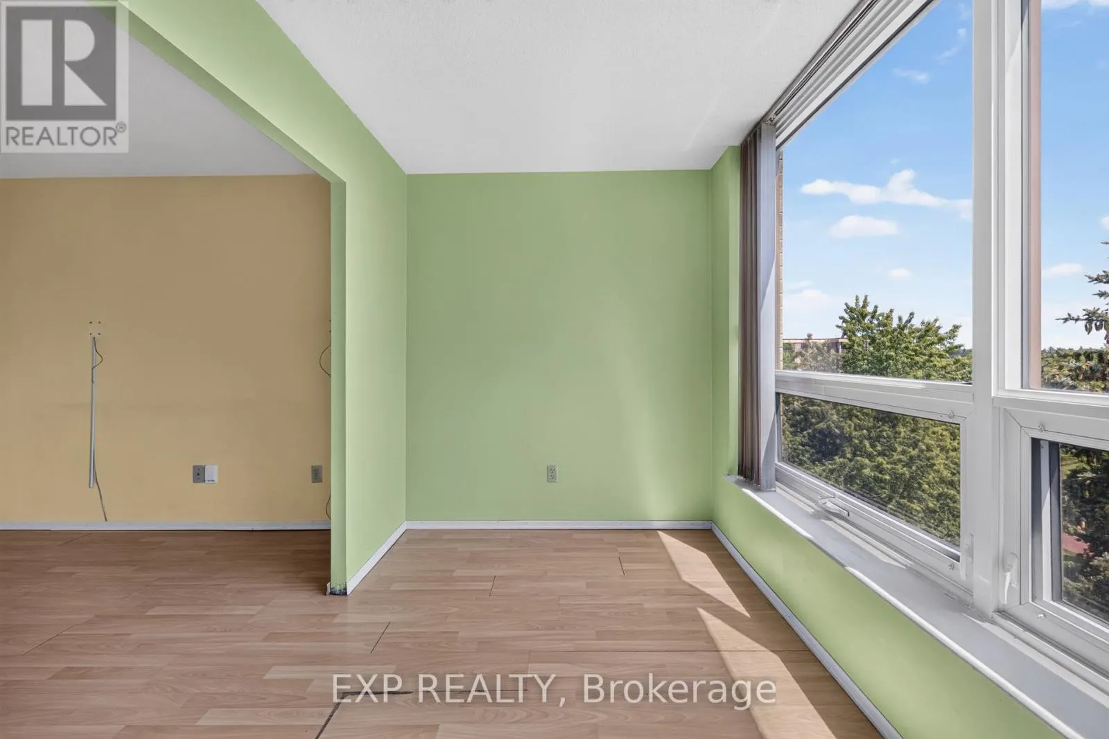 716 - 326 MAJOR MACKENZIE DRIVE E