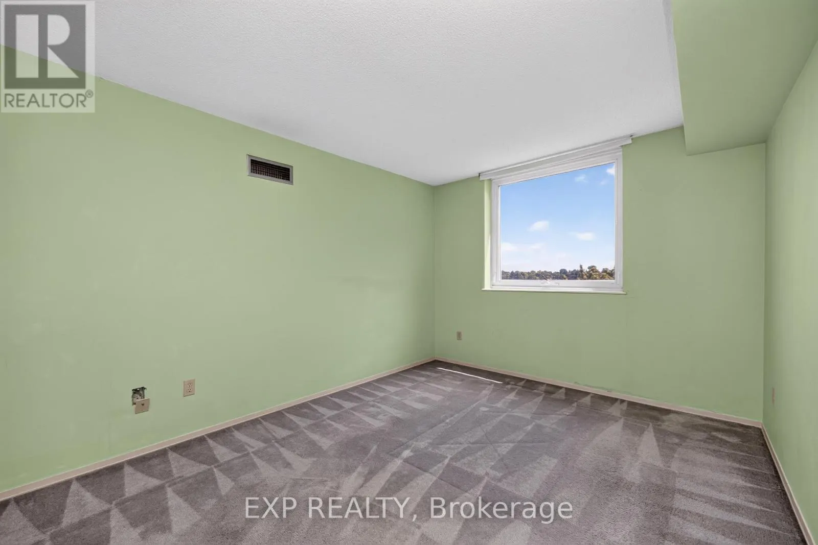 716 - 326 MAJOR MACKENZIE DRIVE E