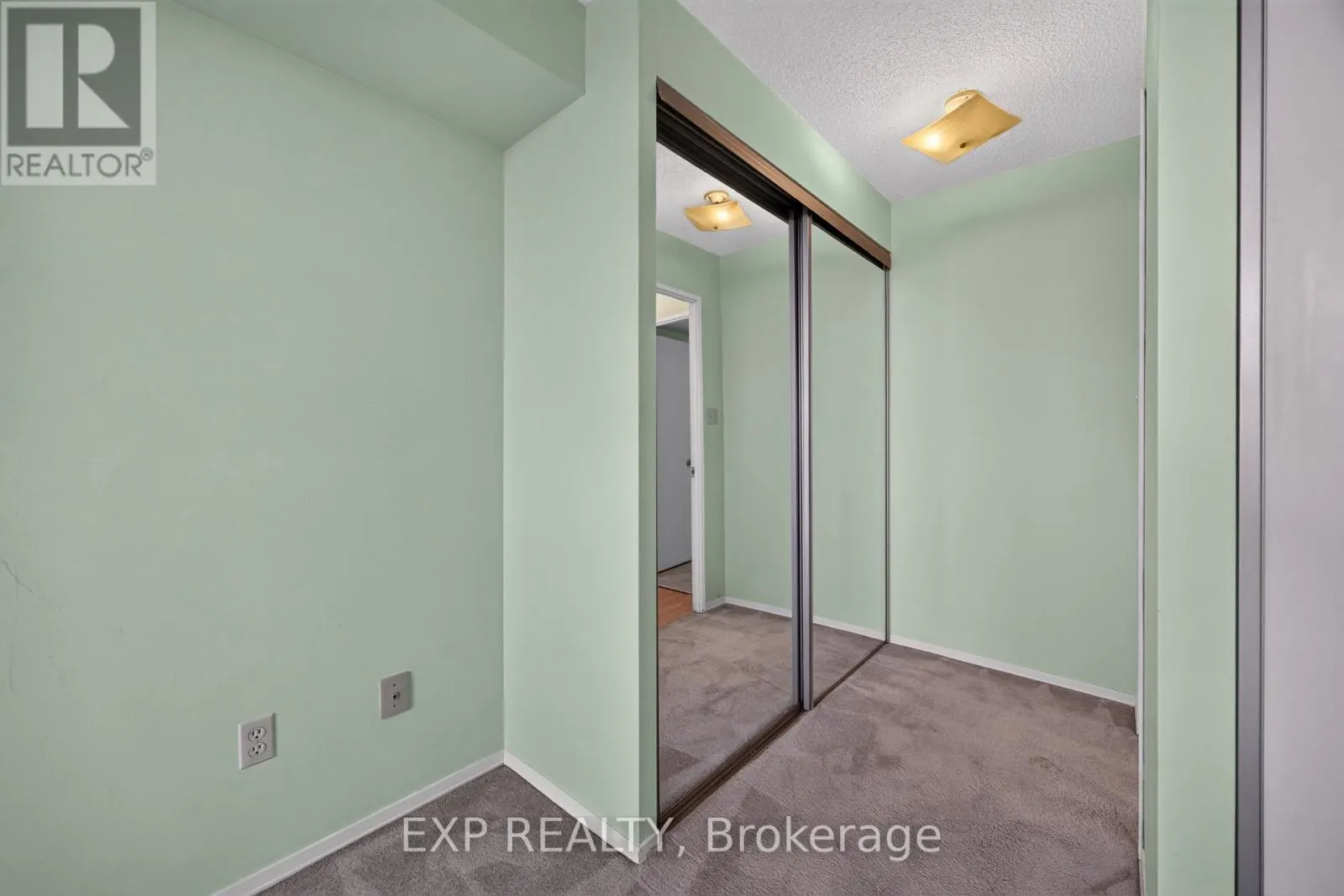 716 - 326 MAJOR MACKENZIE DRIVE E