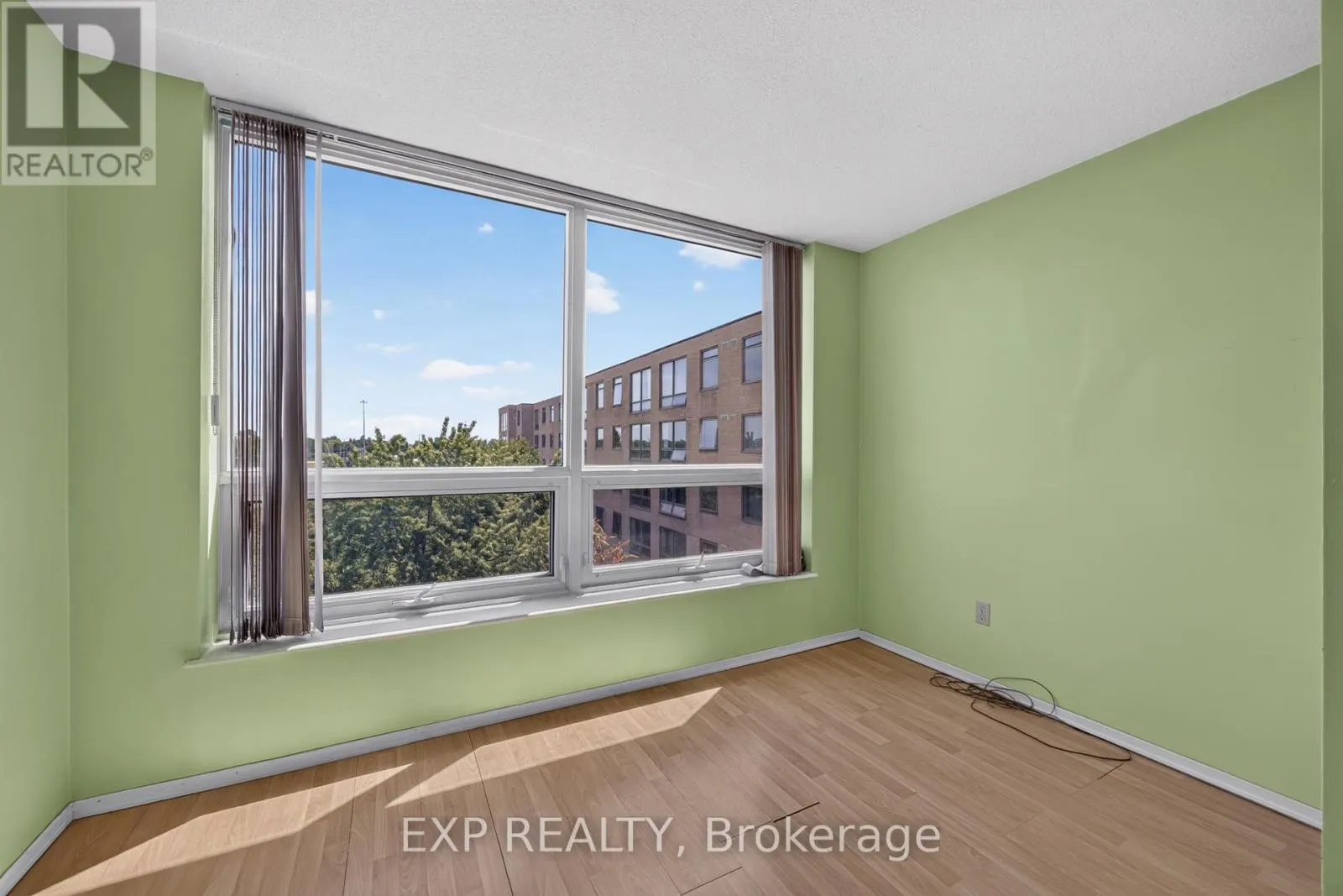 716 - 326 MAJOR MACKENZIE DRIVE E