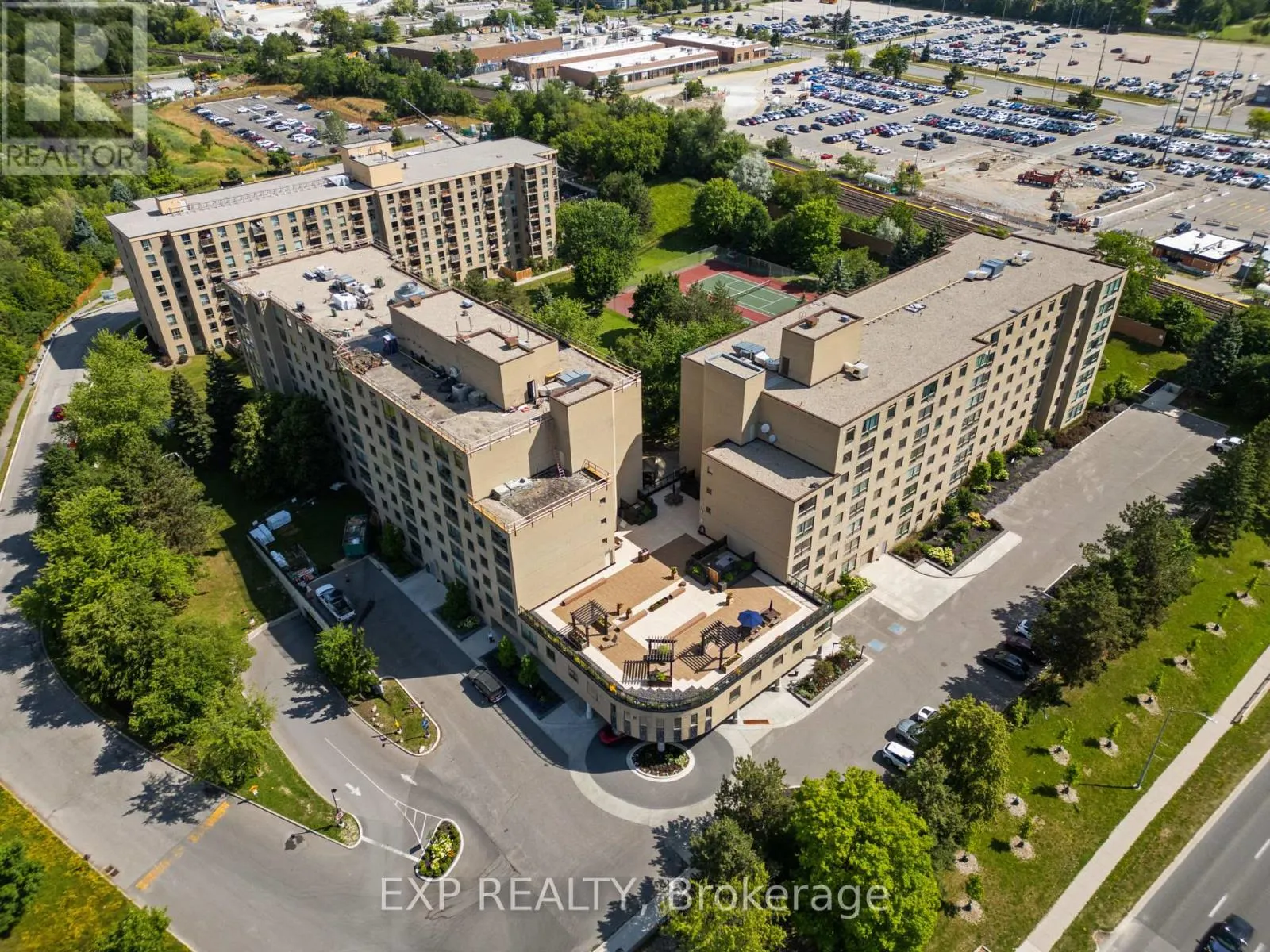 716 - 326 MAJOR MACKENZIE DRIVE E